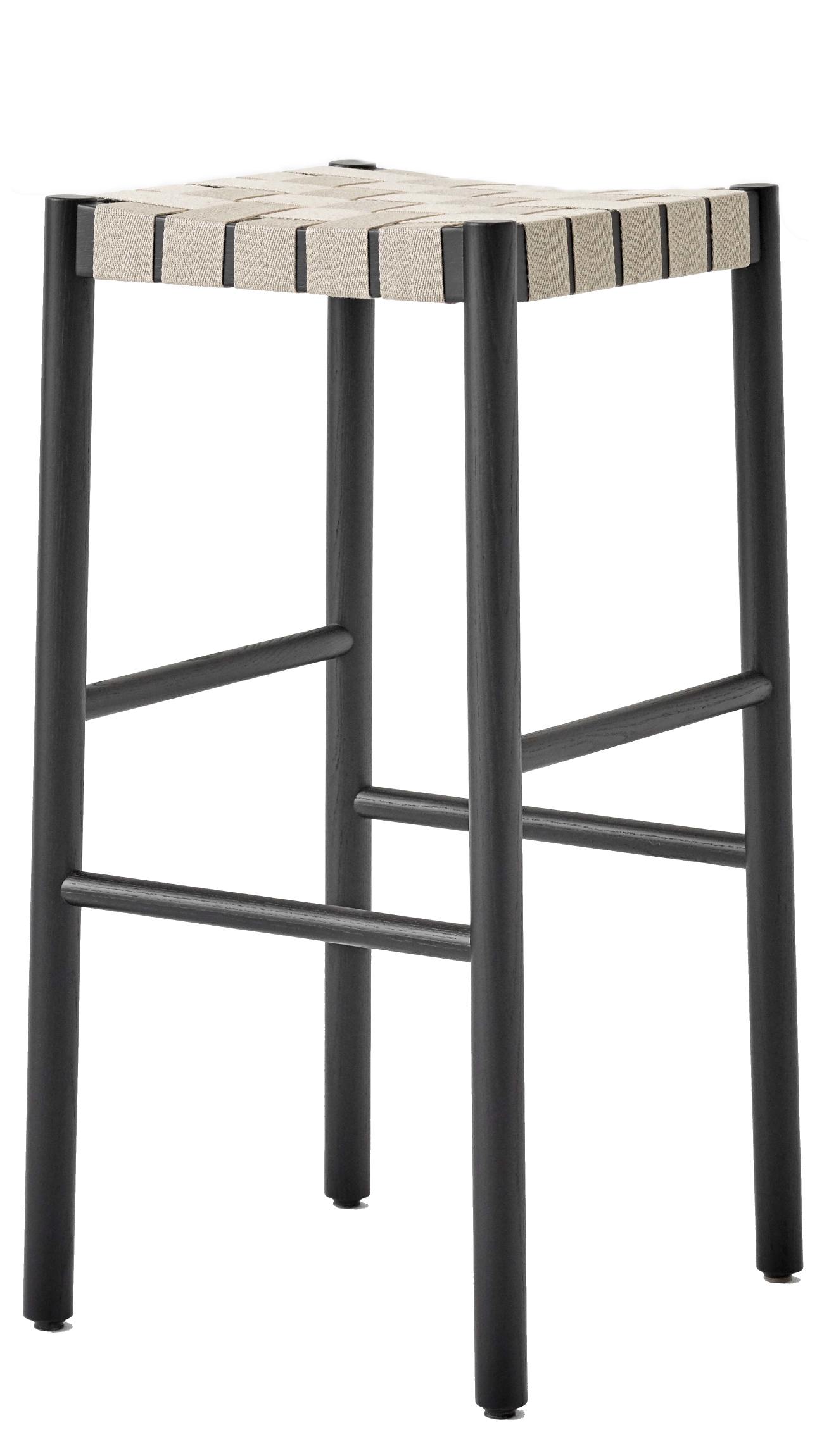 Betty TK8 Barhocker von Andtradition, H 76 cm, mit schwarzem Holzgestell und gewebter Sitzfläche.