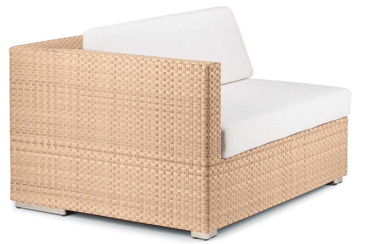 Dedon Lounge Modul rechts: Gartenmöbel Lounge Sessel aus Rattan mit weißen Kissen.