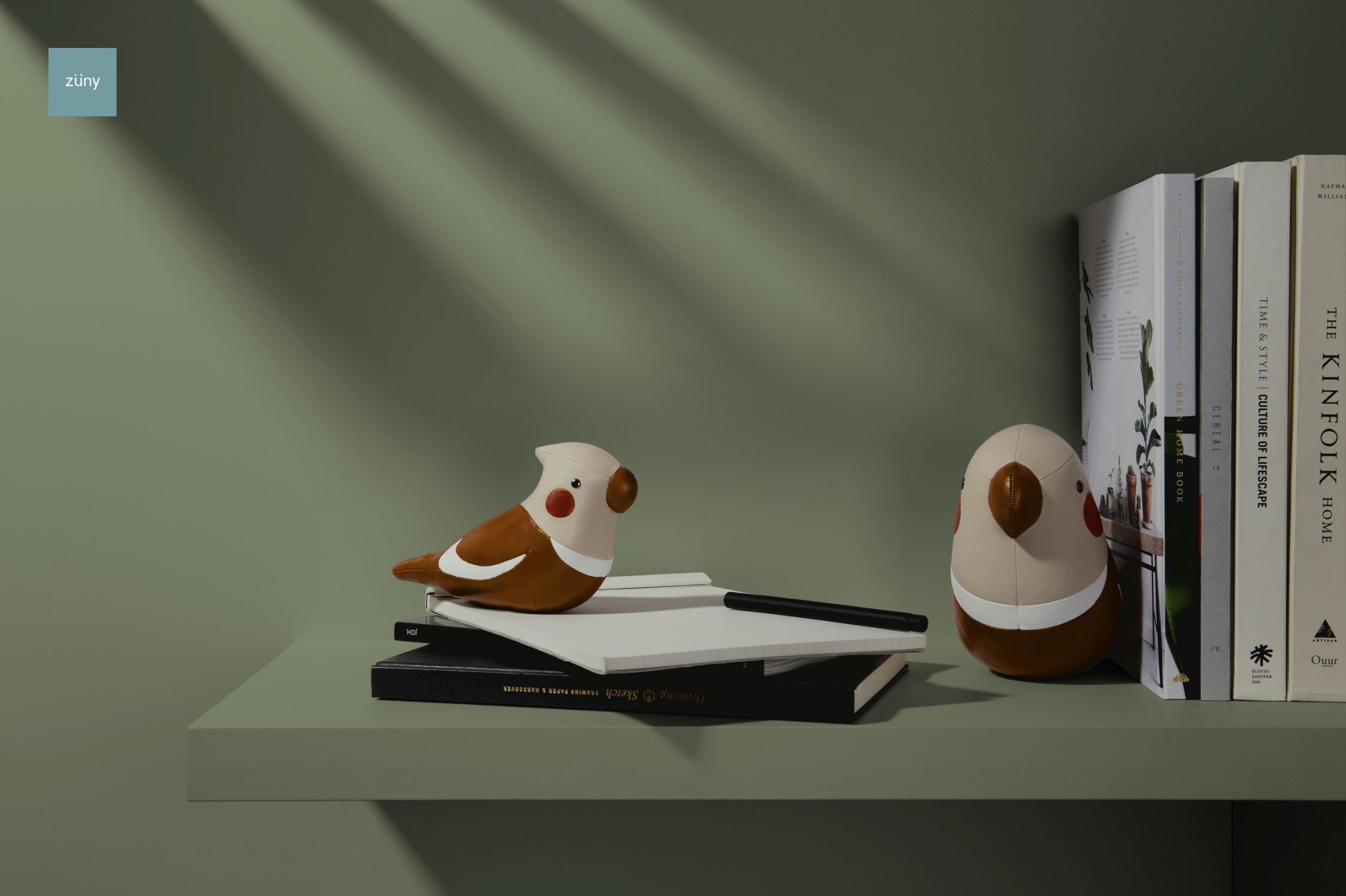 Briefbeschwerer Nymphensittich Figur von Züny, tan und weizenfarben, als dekoratives Accessoire und Buchstütze.