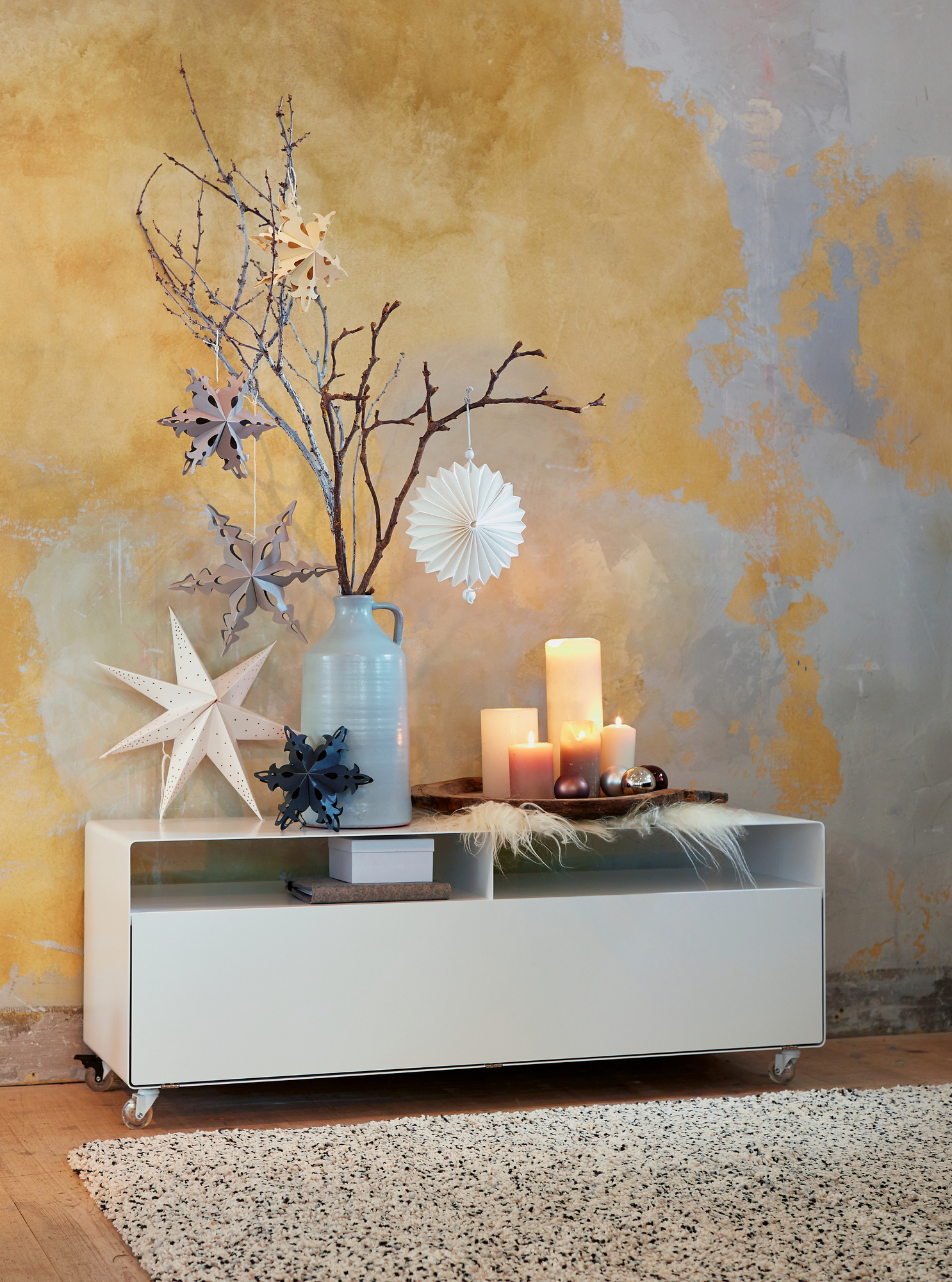 Weißes R109N Sideboard von Müller Möbelfabrikation mit Rollen, dekoriert mit Kerzen und Weihnachtsschmuck.