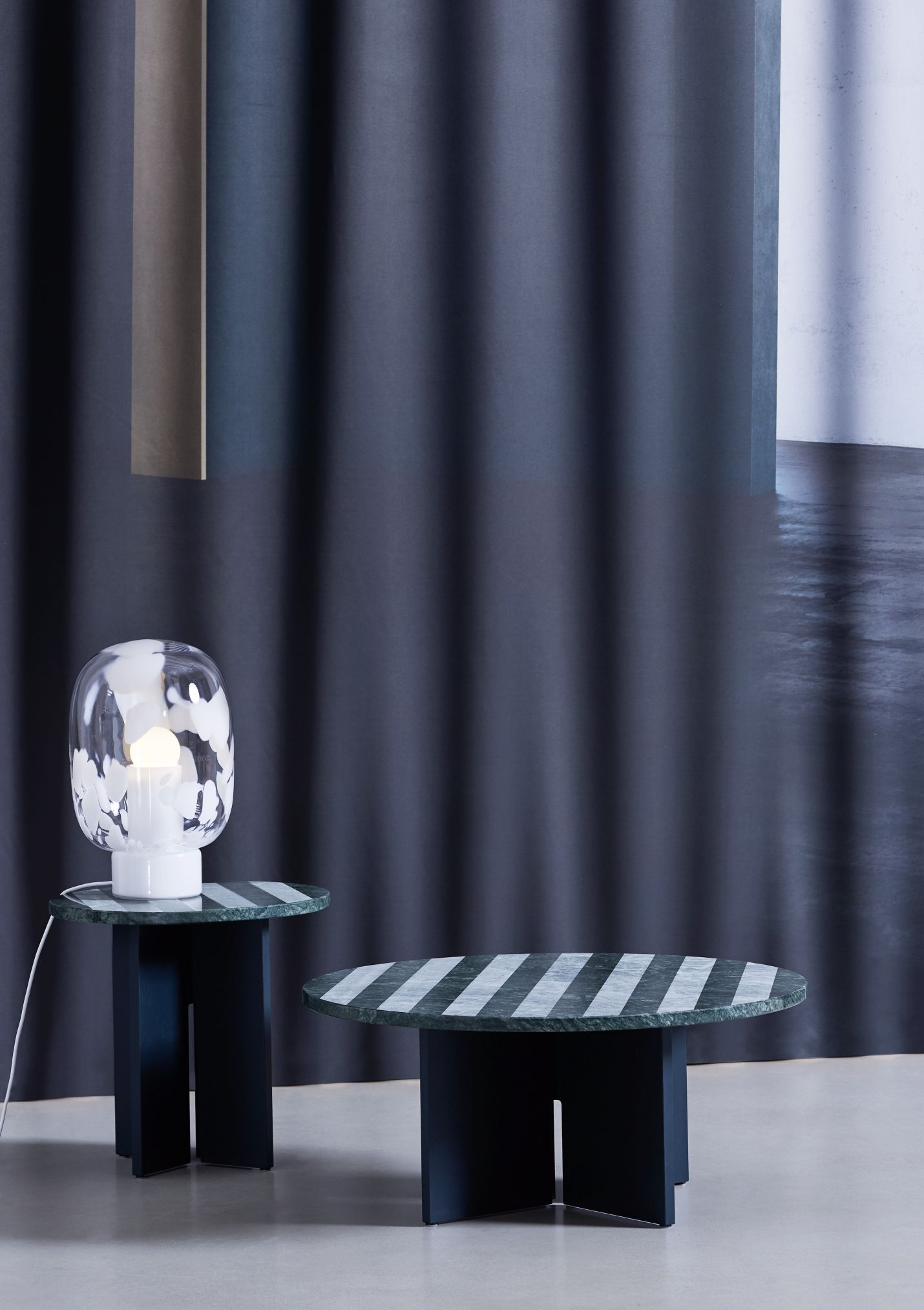 Sediment Coffee Table: Couchtisch Nero Marquina mit Marmorplatte und Lampe im modernen Wohnzimmer.