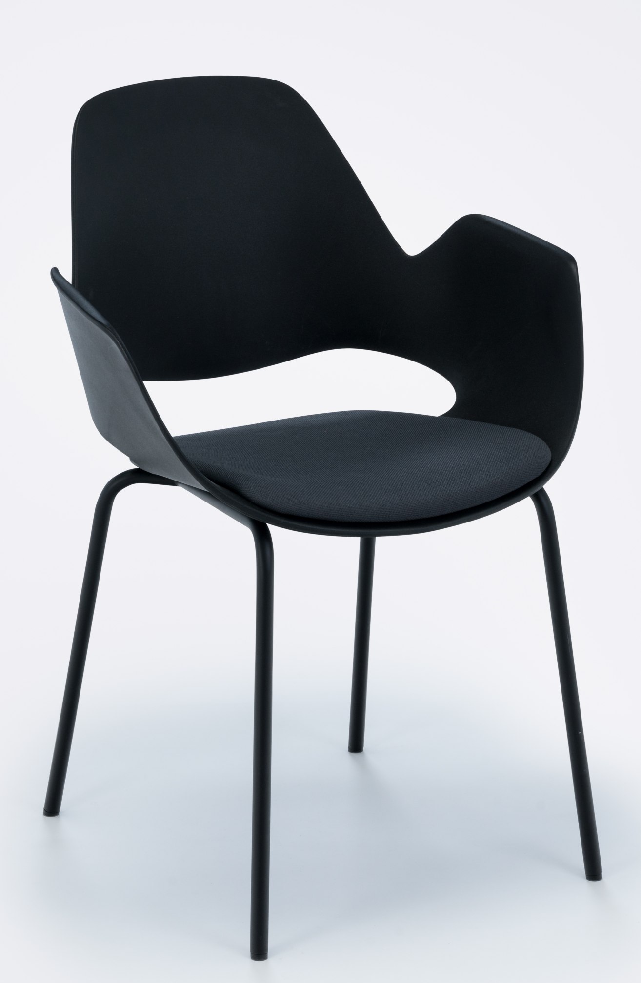Falk Stuhl mit Armlehne Beine aus schwarz pulverbeschichtetem Metall Houe