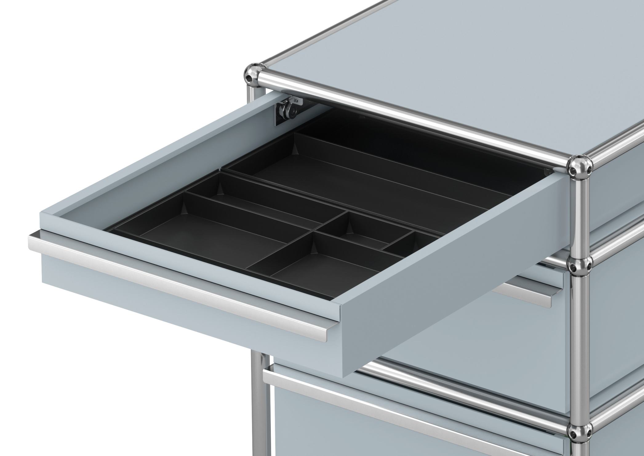 Detailaufnahme USM Haller Rollcontainer mit drei Schubladen in Mattsilber, eine Schublade ist geöffnet und zeigt Facheinteilung.