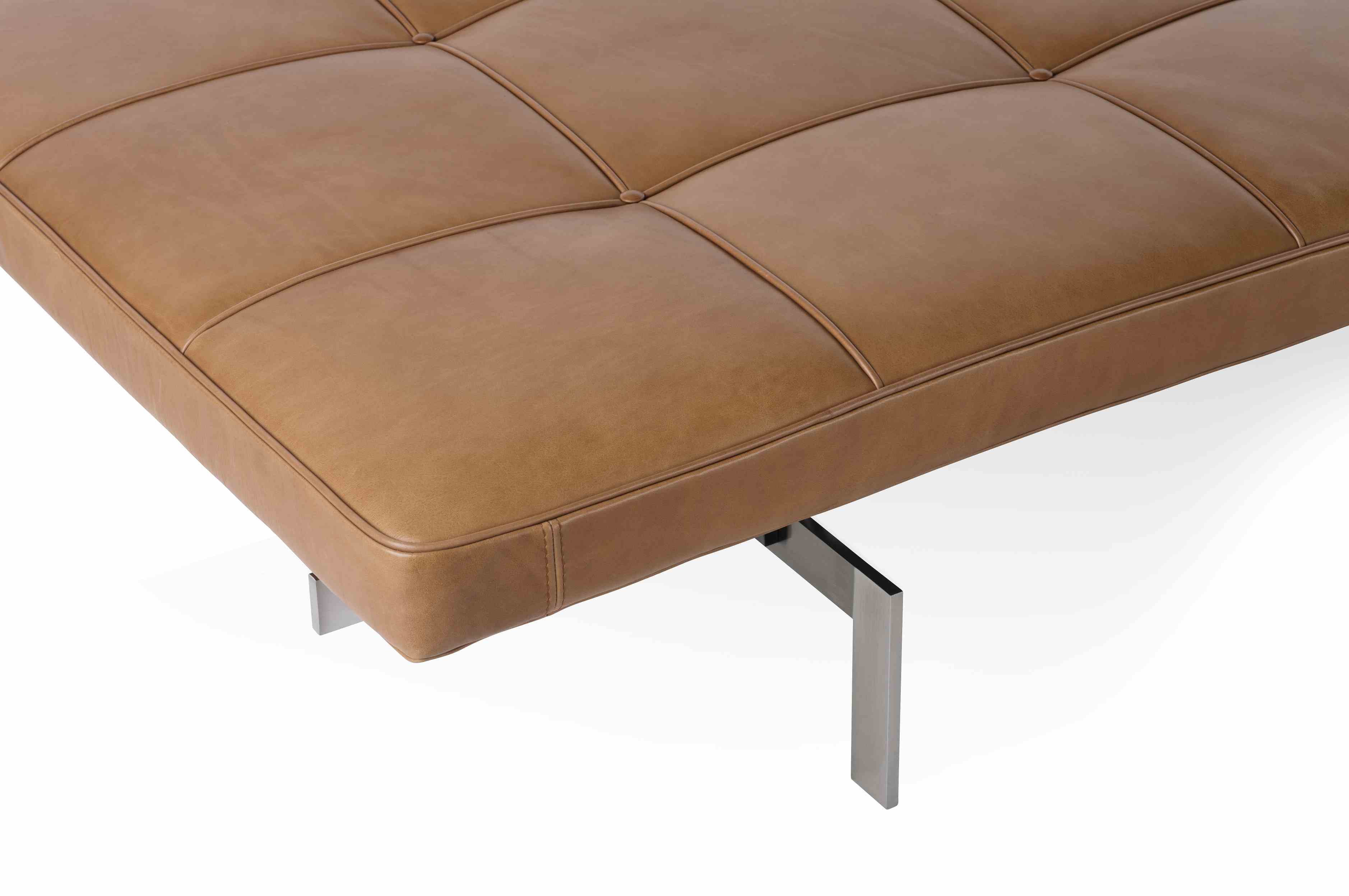 Detailaufnahme der PK80 Liege von Fritz Hansen mit braunem Leder und Stahlbeinen.