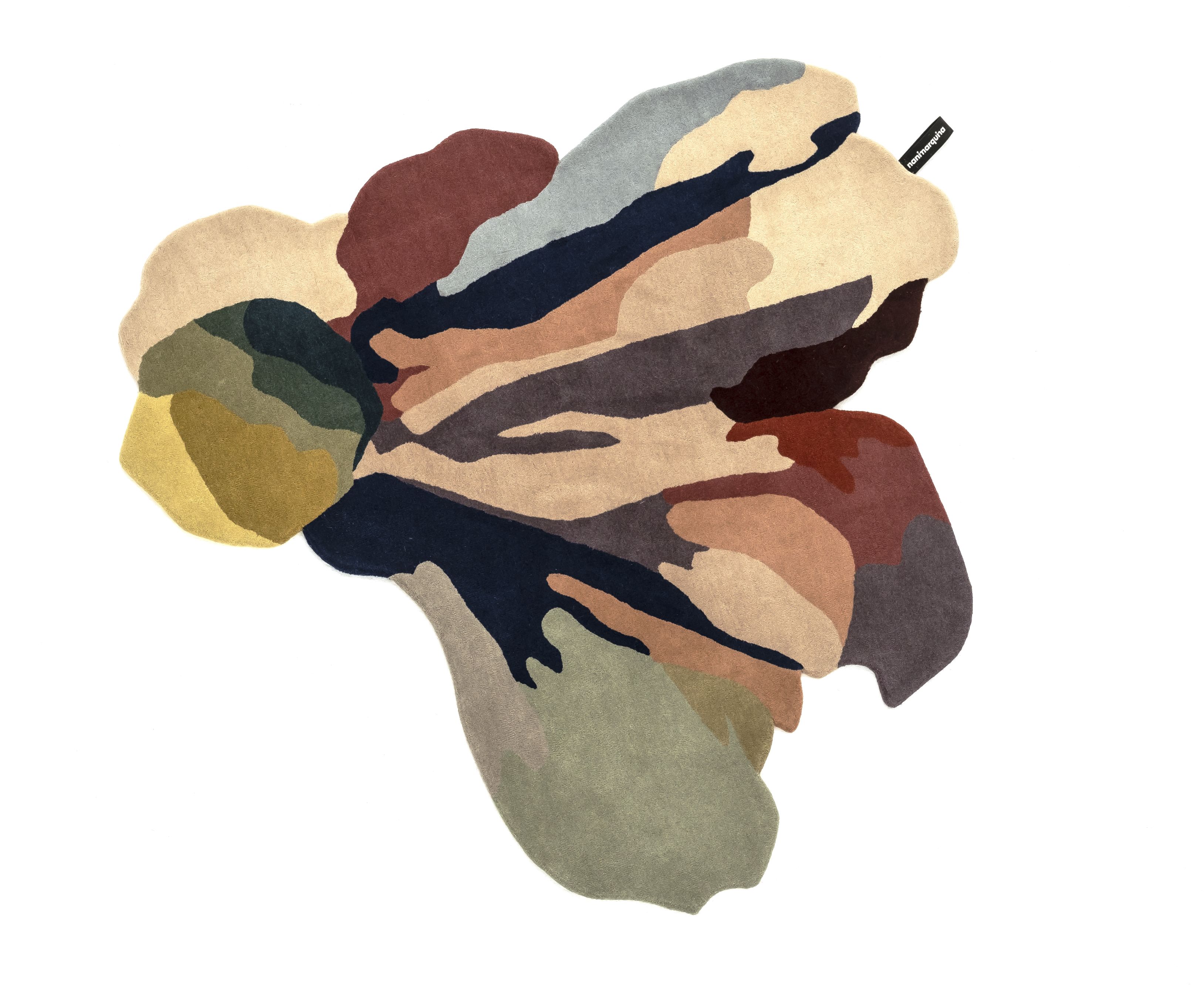 Flora Bloom Teppich von Nanimarquina, abstrakte Blumenform mit verschiedenen Farbflächen, modernes Design.