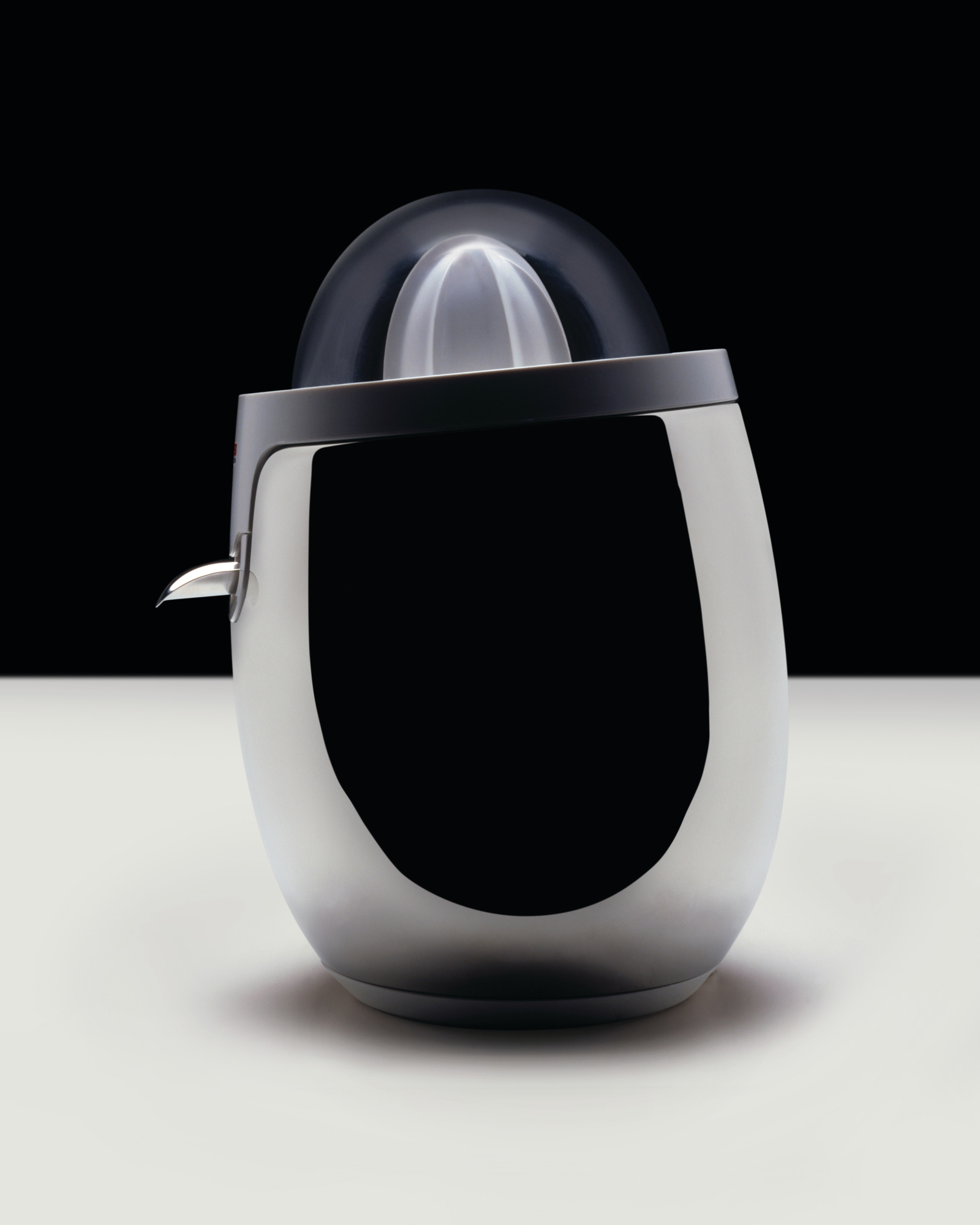 Alessi SG63 W elektrische Zitronenpresse aus Edelstahl mit transparentem Aufsatz für frischen Saft.