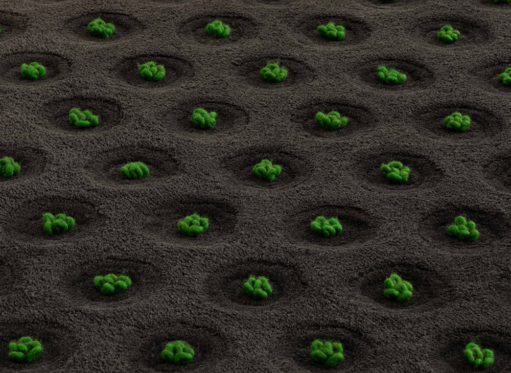 Rechteckiger La Geria Teppich von Gan mit Muster aus grünen Pflanzen auf dunklem Grund.