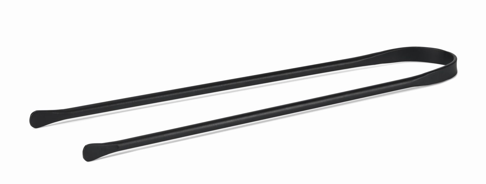 Schwarze Grillzange von Philippi für Feuerschale und Grillplatte, Teil des Flames Komplettsets.