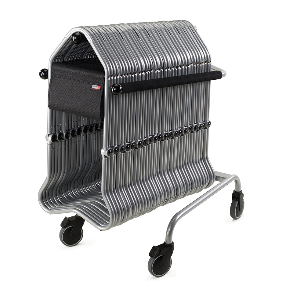 New York Museumshocker Paket auf Lectus Transportwagen, silberne Hocker gestapelt und transportbereit.