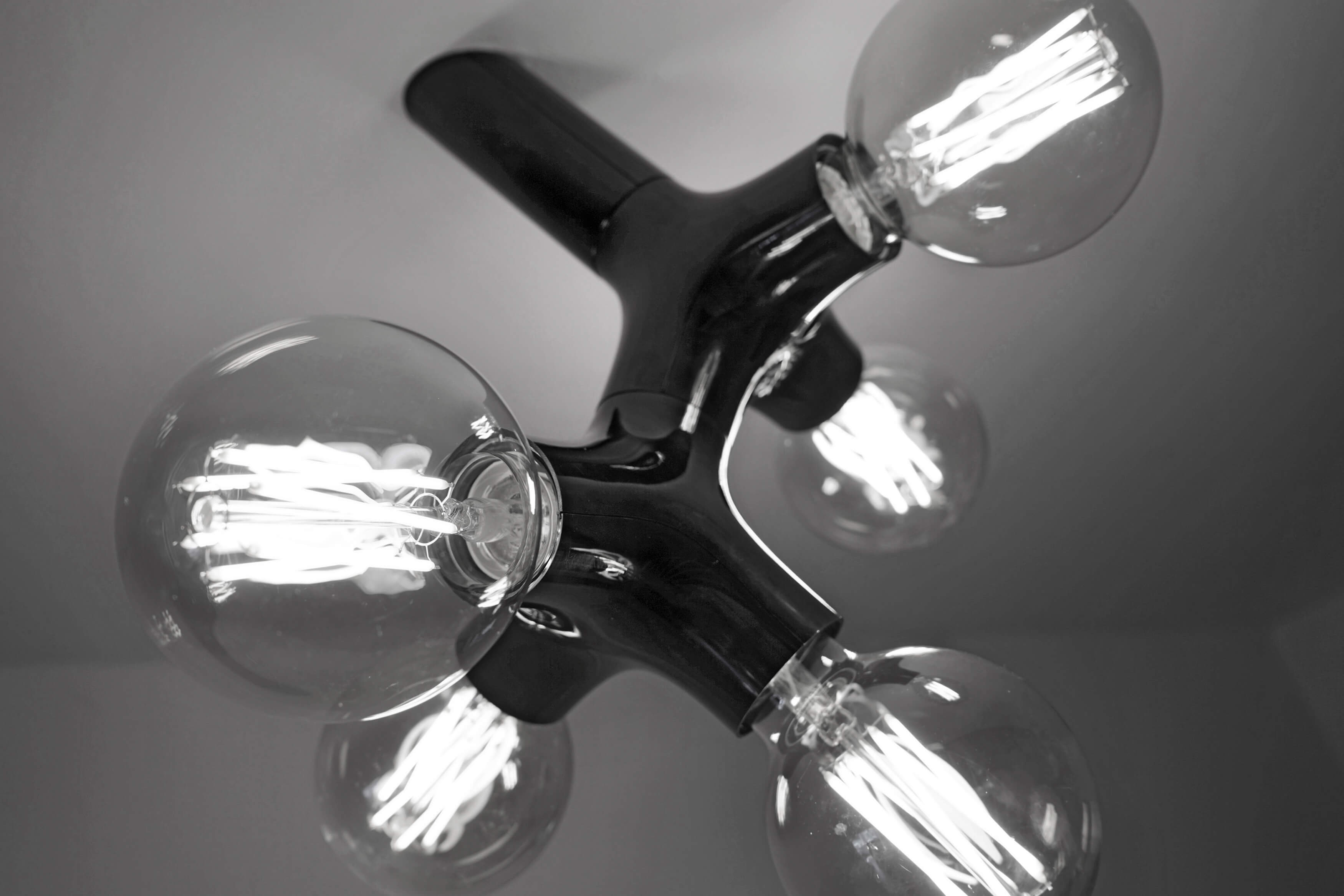 Schwarze DNA Deckenleuchte mit fünf Glühbirnen. Moderne Lampe für Wohnzimmer und Schlafzimmer.