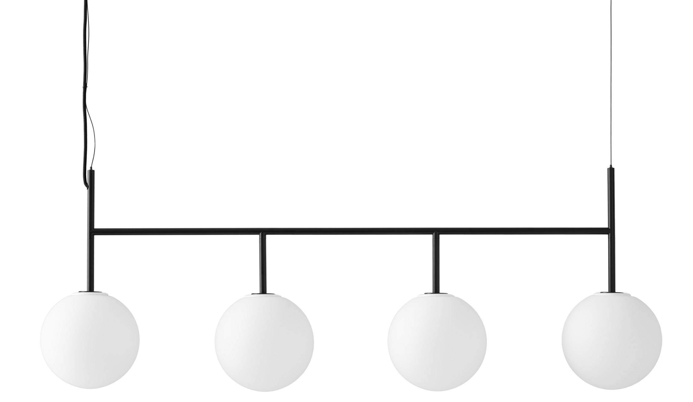 Audo TR Bulb Pendelleuchte mit schwarzem Rahmen und vier runden, weißen Lampenschirmen.