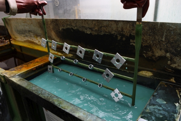 Walter Gropius Türdrücker Tecnolumen: Nickel polierte Beschläge im Galvanikbad während der Herstellung.