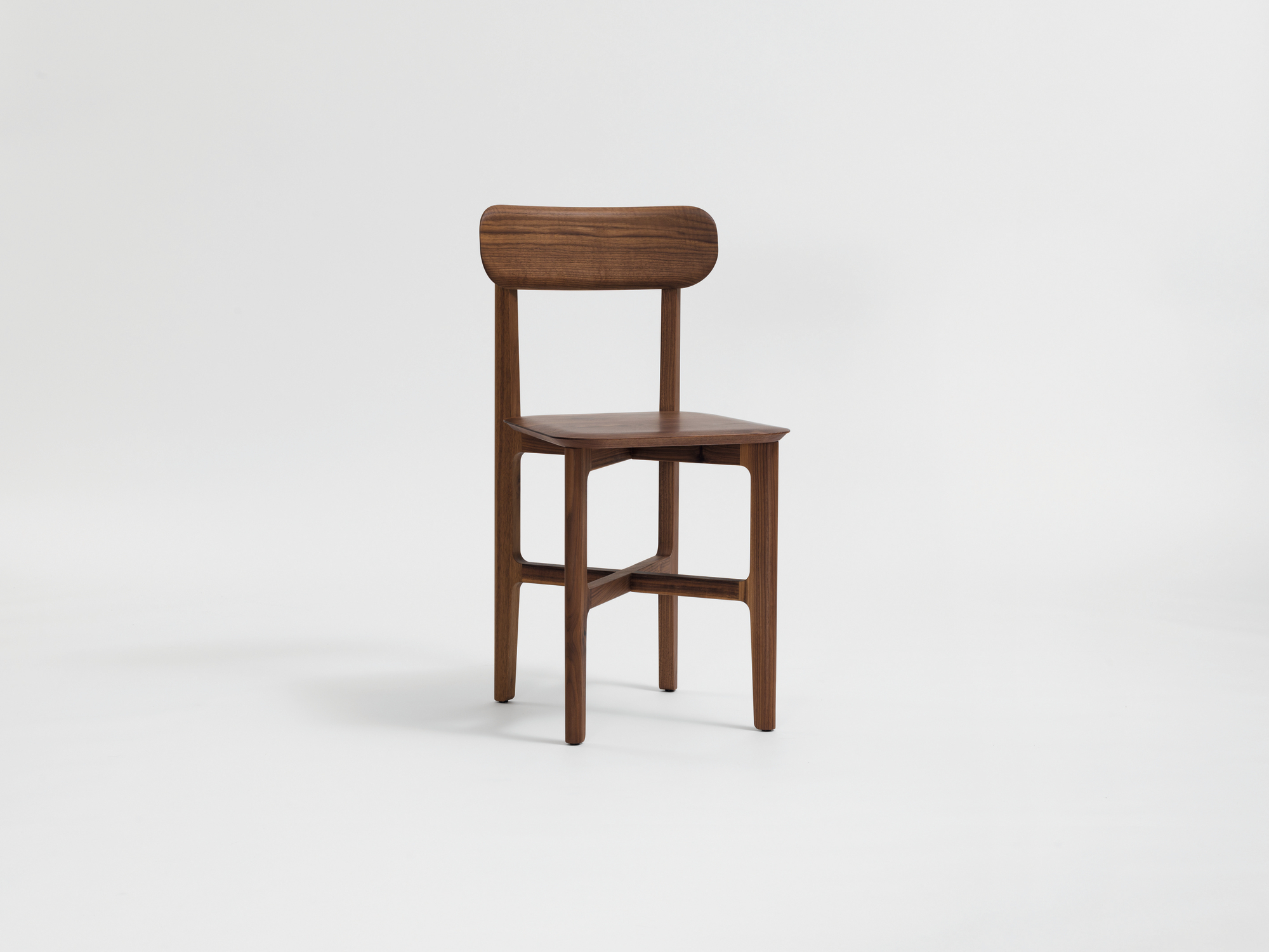 1.3 Chair: Holzstuhl aus amerikanischem Nussbaum, minimalistisches Design, hochwertige Verarbeitung.