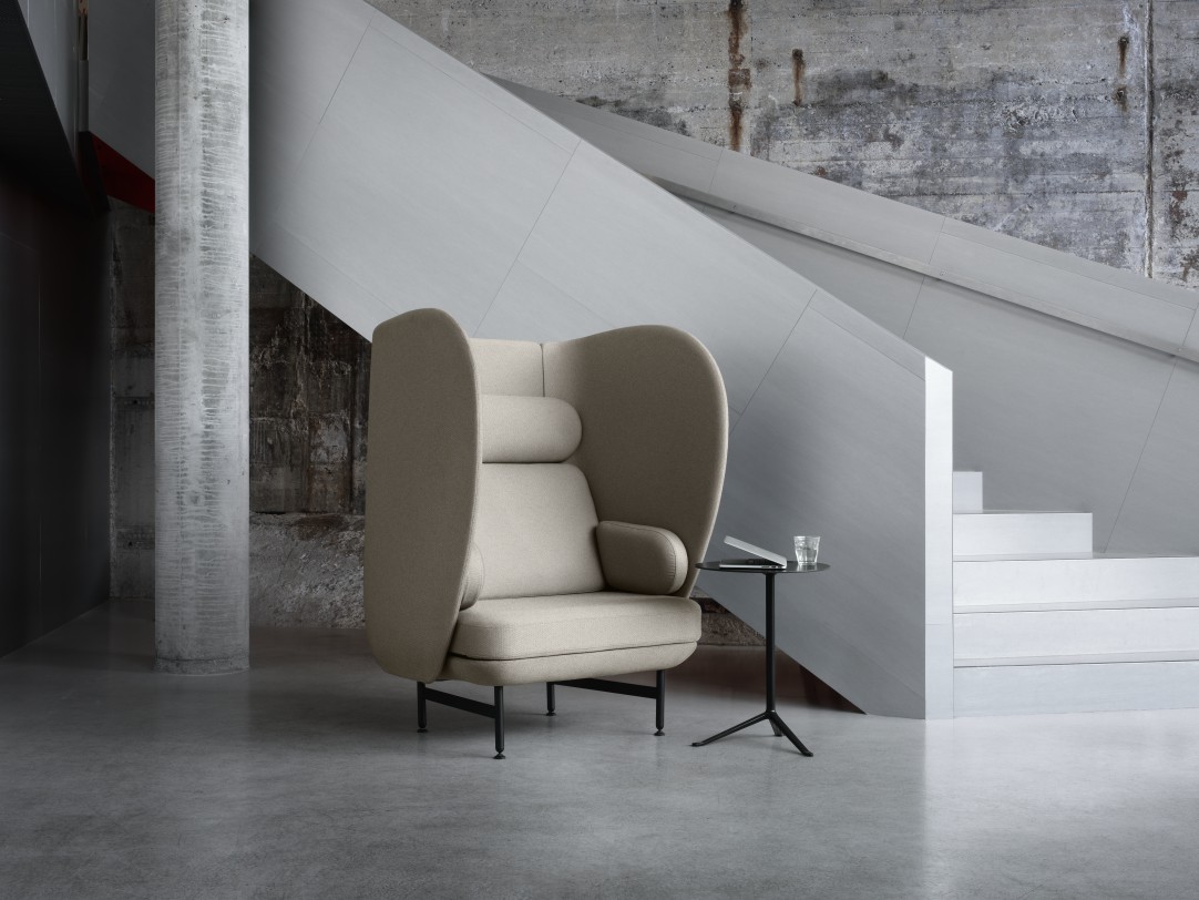 JH1001 Plenum Sessel von Fritz Hansen: Beiger 1-Sitzer mit hoher Rückenlehne und kleinem Beistelltisch.