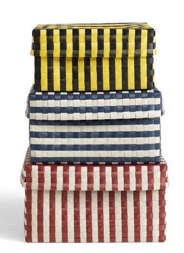 Gestapelte Hay Aufbewahrungsboxen mit Streifenmuster, gelb-schwarz, blau-weiß und rot-weiß, geflochtene Optik.