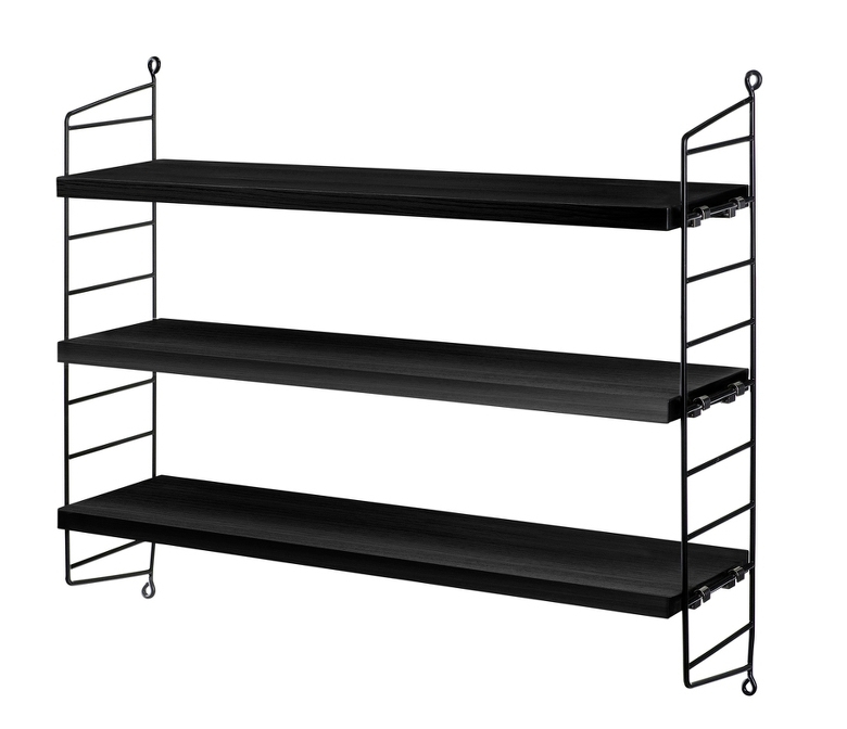 String Pocket Regal in Esche schwarz gebeizt mit drei Regalböden und schwarzem Drahtgestell.