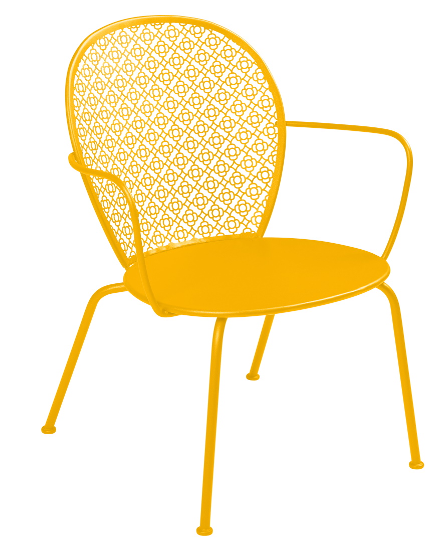 Gelber Lorette Sessel von Fermob für den Außenbereich mit filigranem Muster im Rücken.