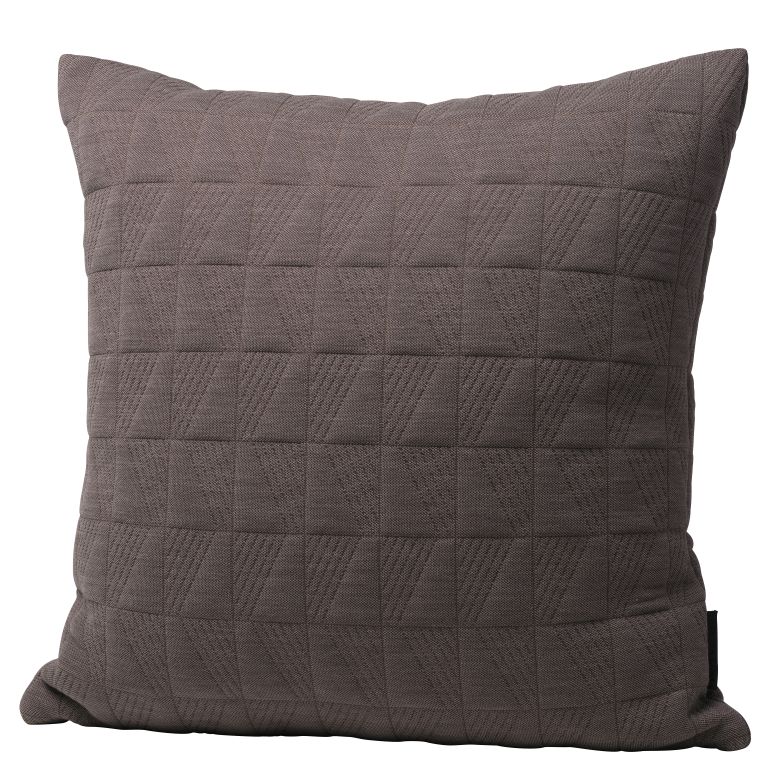 Trapez AJ Cushion Kissen von Fritz Hansen, 50 cm, in Erdbraun mit geometrischem Muster.