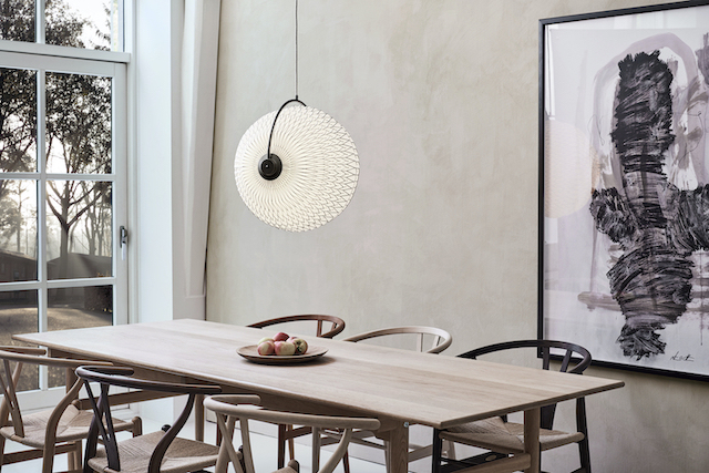 CALEO Pendelleuchte von Le Klint über Esstisch. Design Lampe mit plissiertem Lampenschirm.