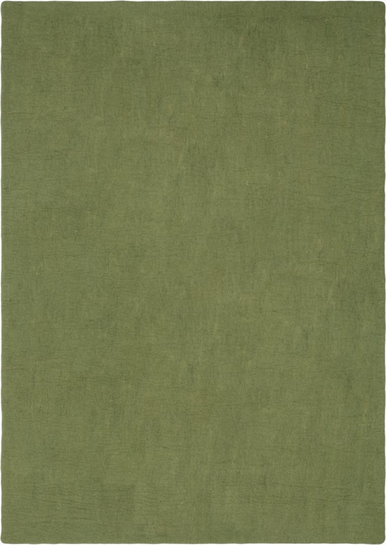 Grüner, rechteckiger Filzteppich (160x230 cm) von myfelt. Moderner Teppich aus Filz für Wohnräume.