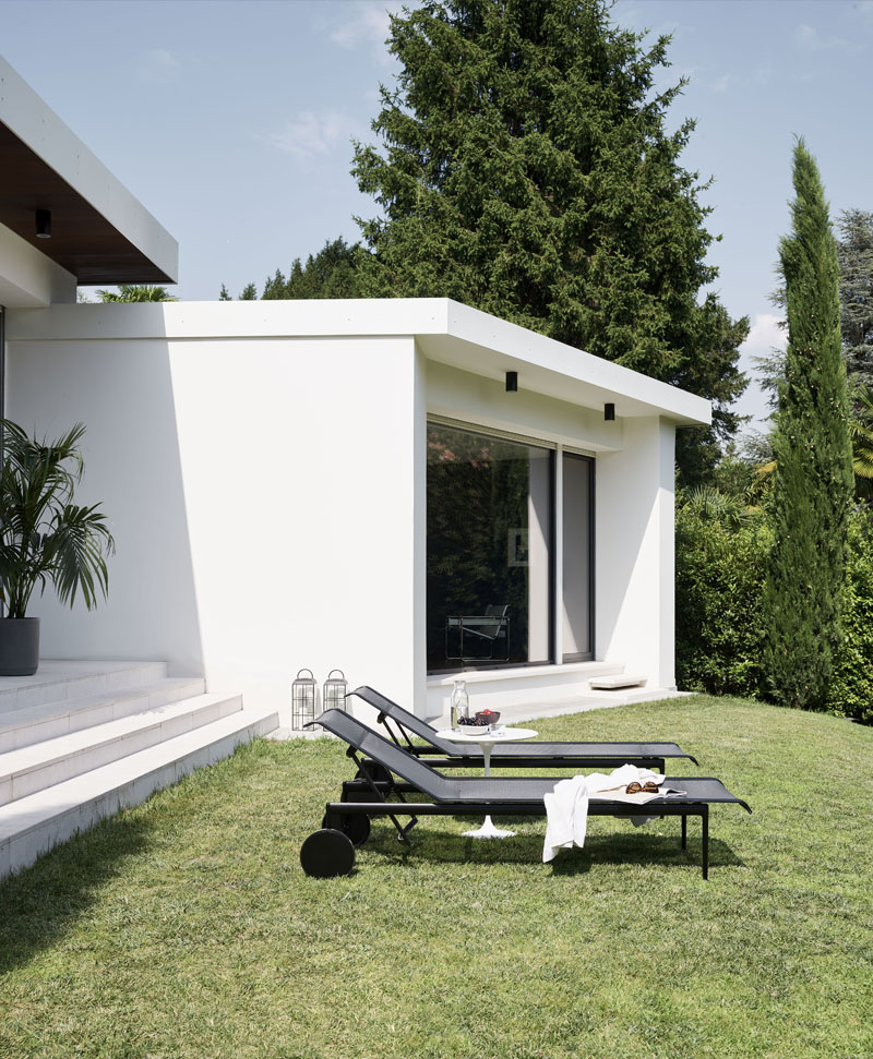 Zwei Richard Schultz Liegen von Knoll International im Garten vor modernem Haus.