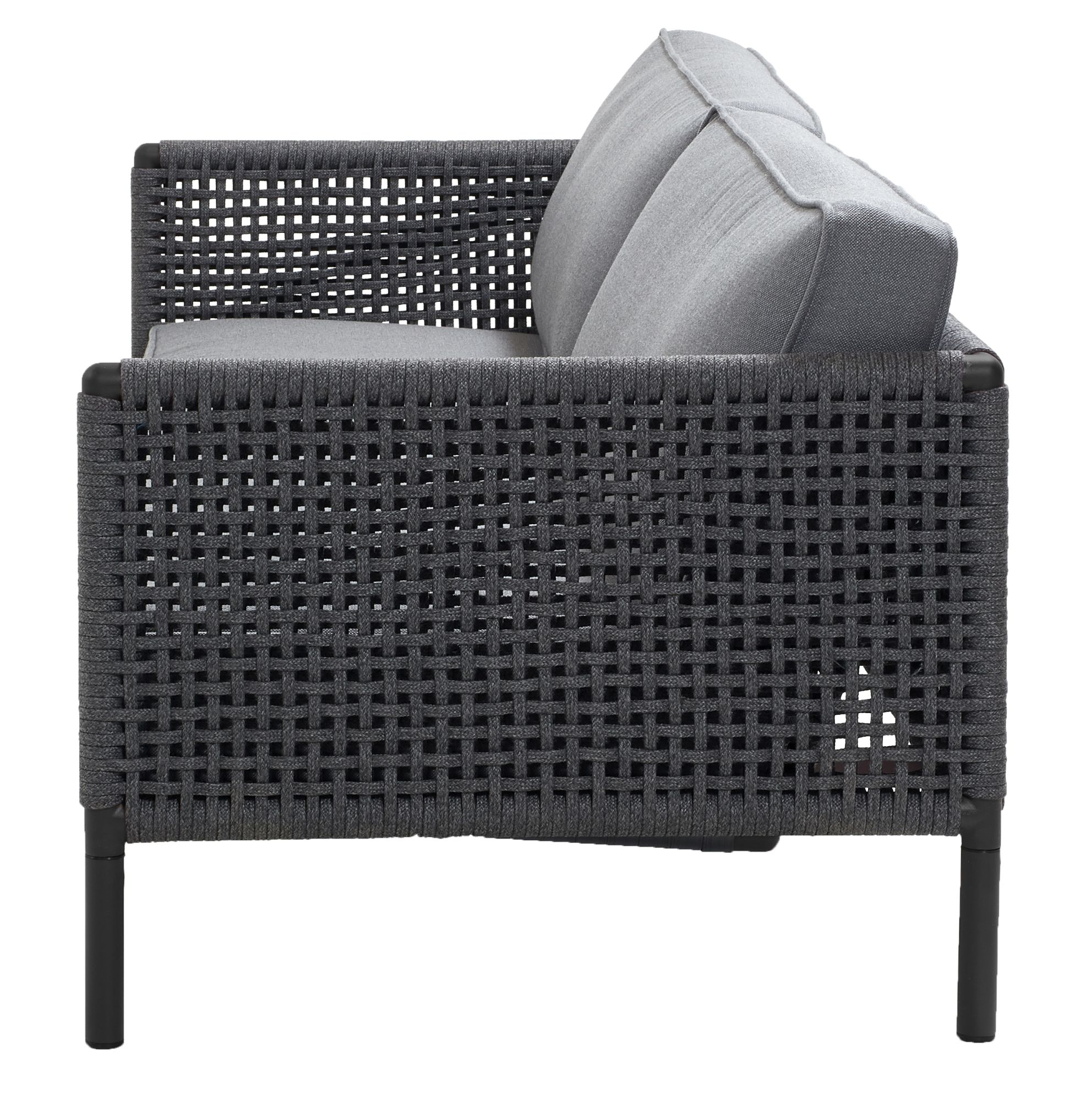 Graues Cane-Line Sofa mit AirTouch Kissen, seitliche Ansicht. Gartenmöbel für Terrasse und Balkon.