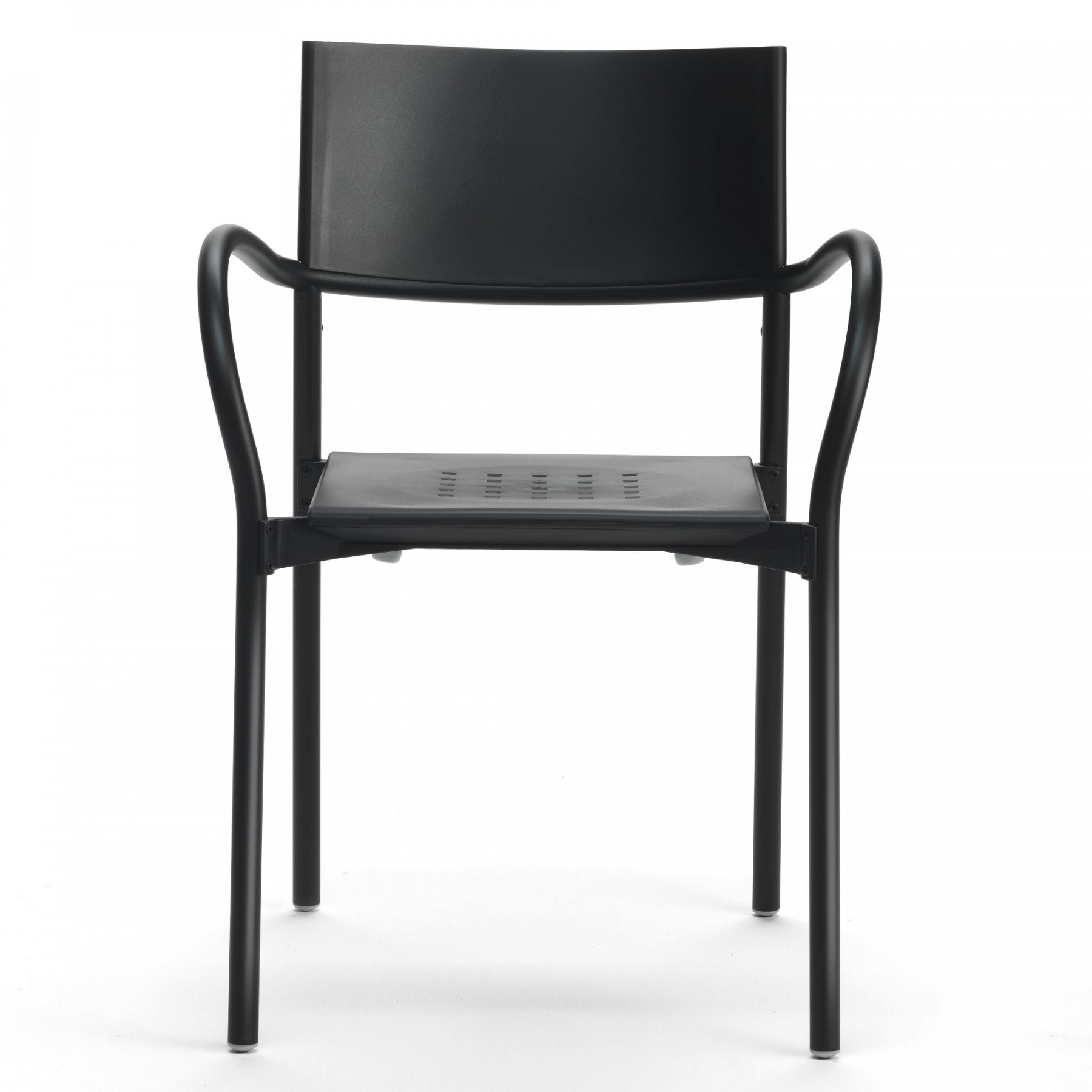 Schwarzer Breeze Stuhl von Segis mit Armlehnen und poliertem Aluminium Gestell, Frontansicht.