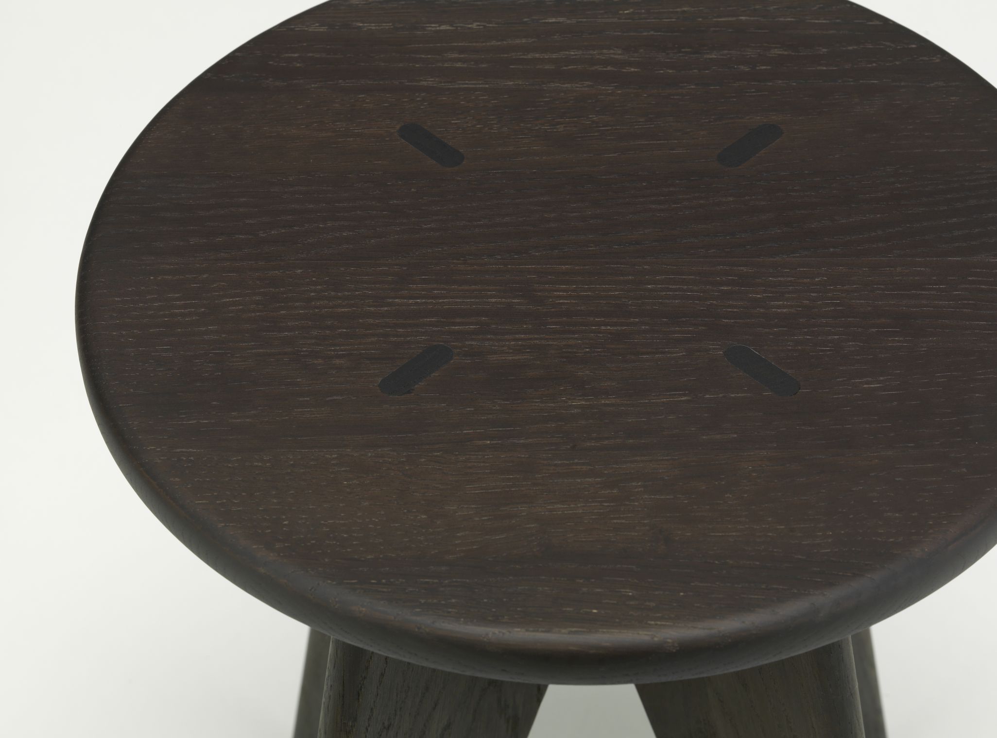 Detailaufnahme: Tabouret Solvay Hocker von Vitra, Eiche dunkel, massiv, mit Schutzlack.