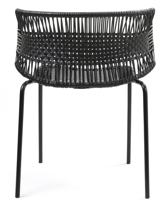 Schwarzer Cielo Armlehnstuhl mit geflochtener Sitzfläche und Rückenlehne, ideal für den Outdoor-Bereich.