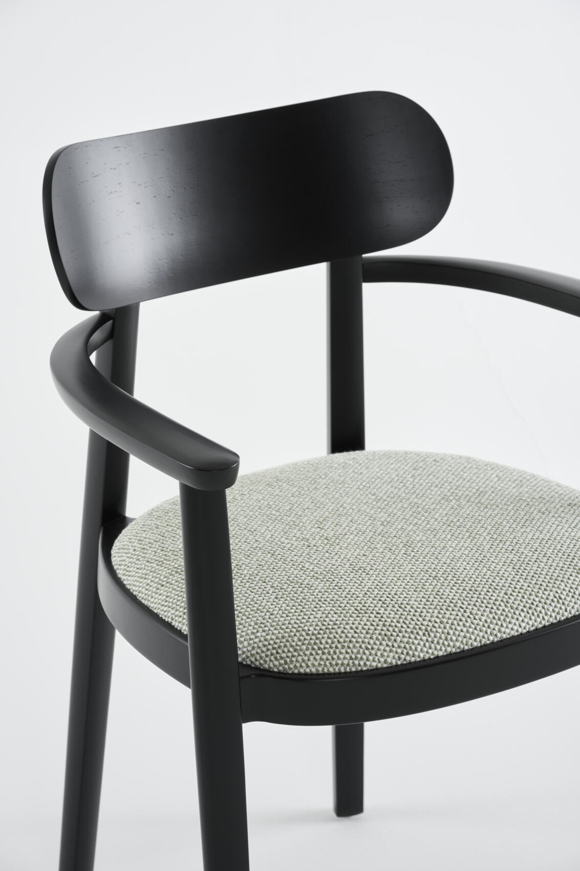 Schwarzer 118 SPFV Holzstuhl mit Armlehnen und hellgrauem Stoffbezug, Thonet Design.