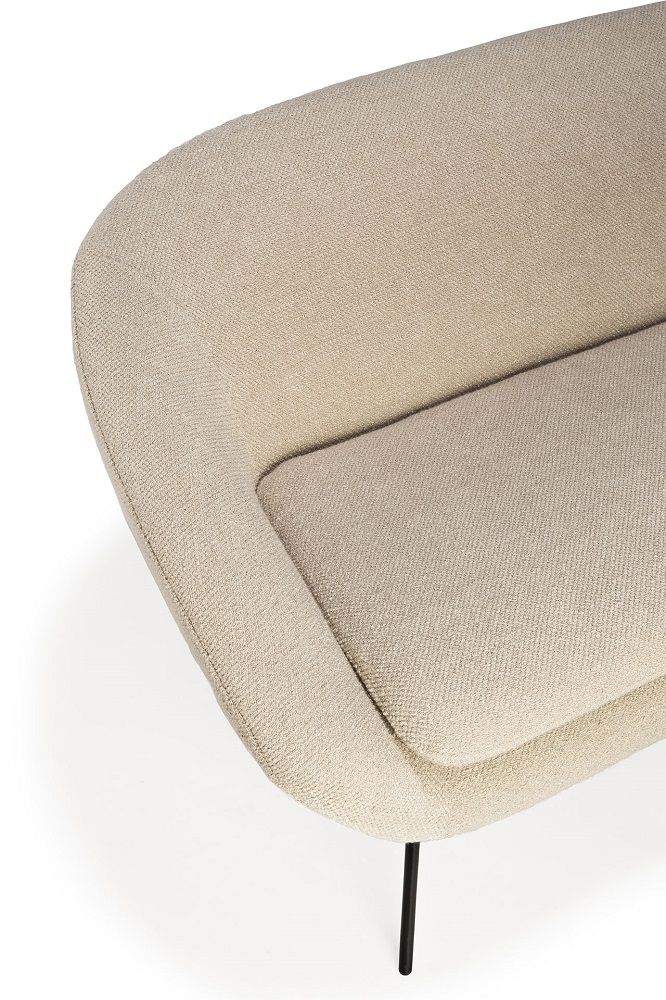 Detailaufnahme: Ethnicraft Barrow Sofa, 2-Sitzer, off-white Stoff, modernes Design, bequemes Polstermöbel.