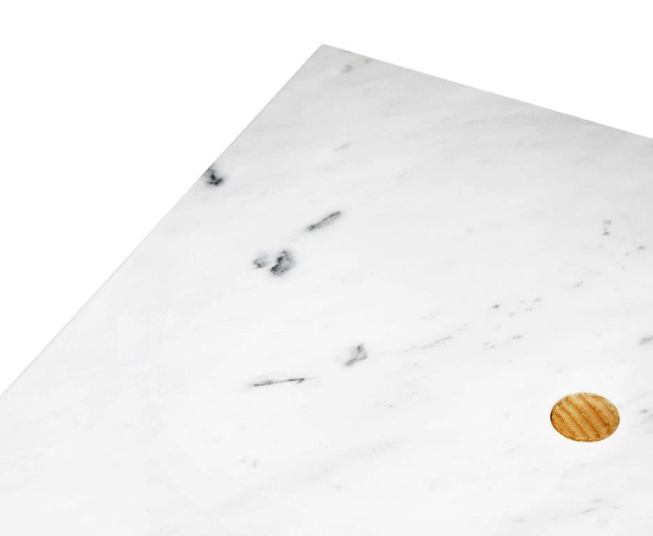 Detailaufnahme: Marmorplatte des Solid Table Couchtischs von Normann Copenhagen mit Holzdetail.