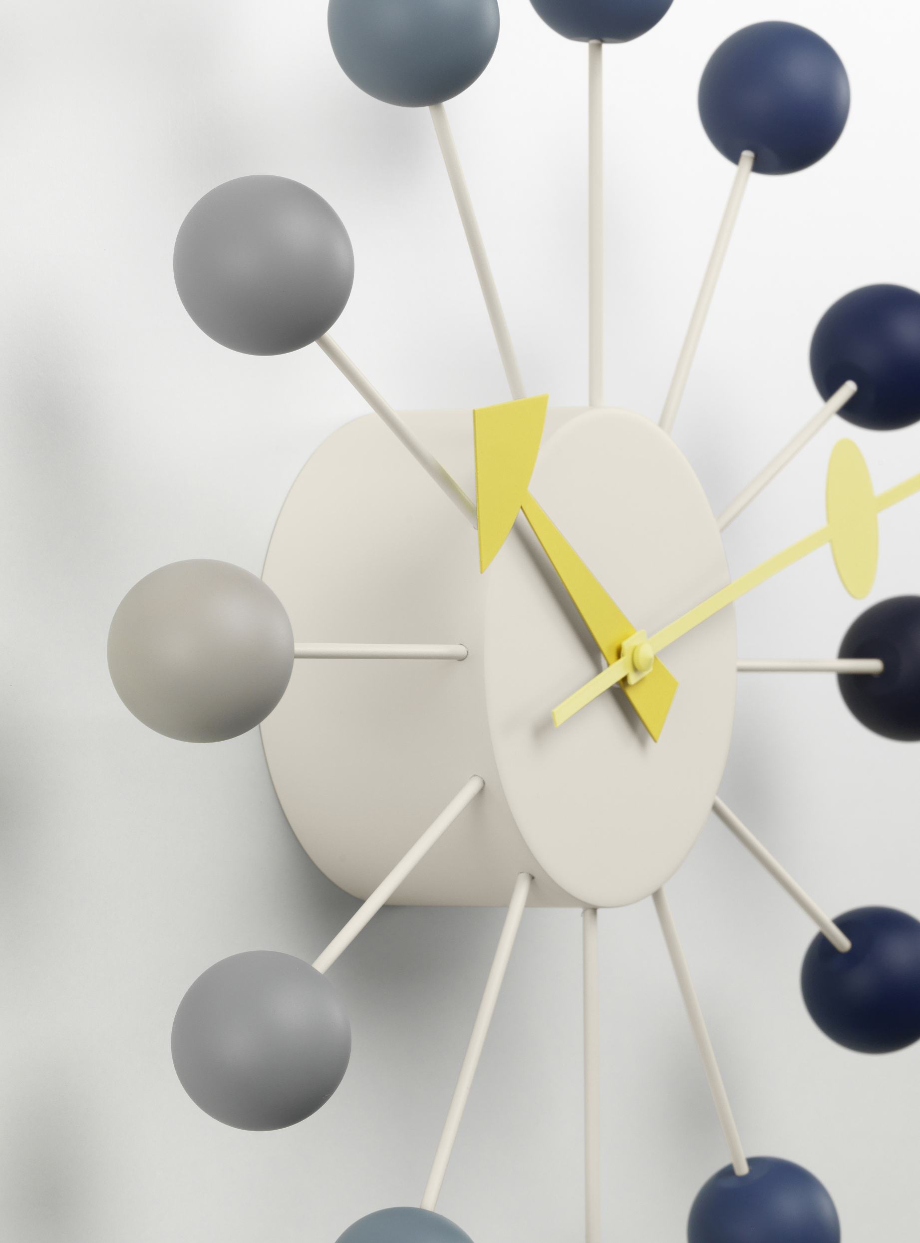 Vitra Ball Clock Wanduhr Limited Edition Dusk mit bunten Kugeln und gelben Zeigern.
