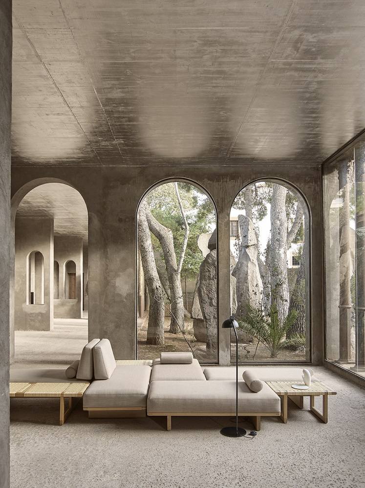 Beige Borge Mogensen BM0488S ischbank klein von Carl Hansen & Søn in modernem Wohnraum.