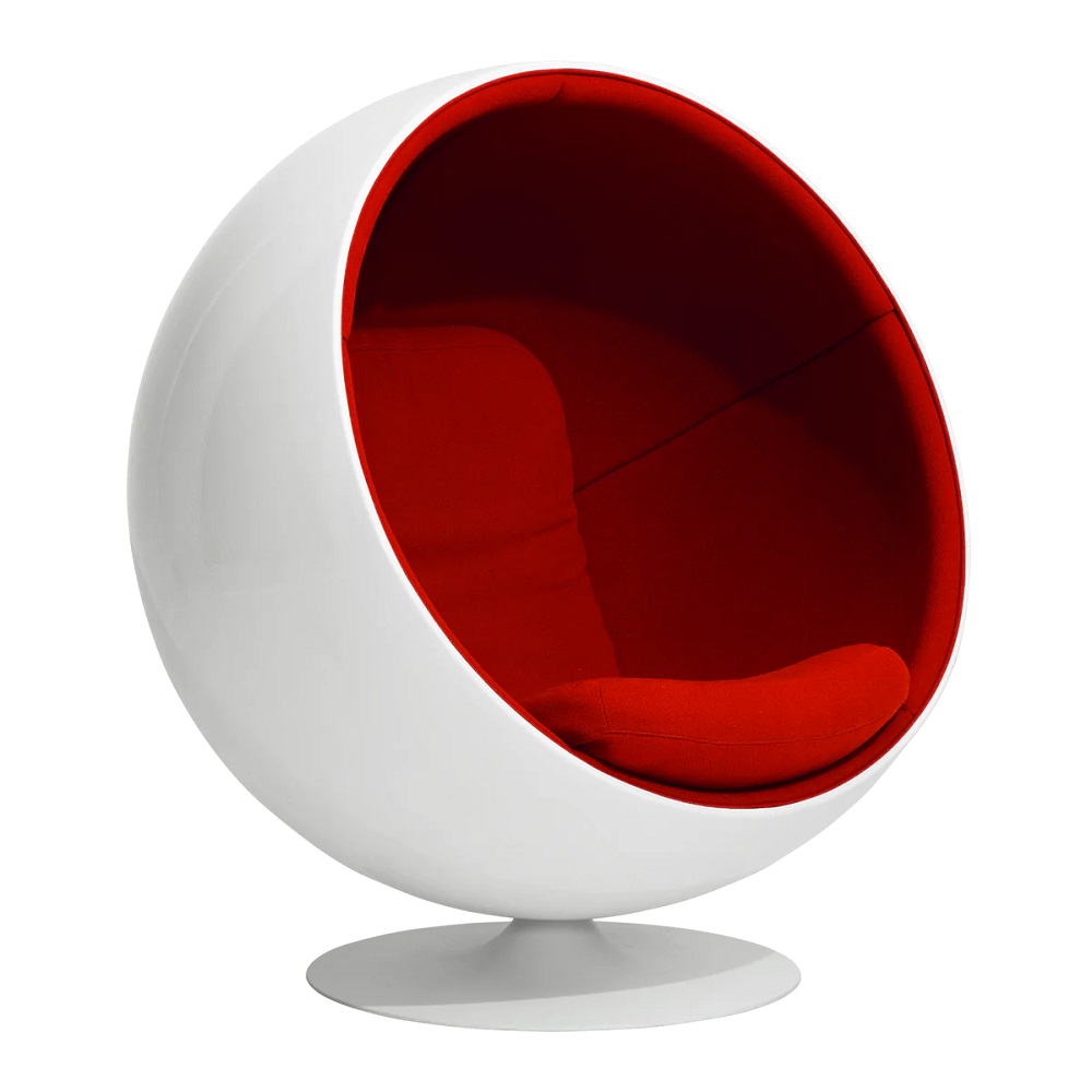 Weißer Ball Chair Sessel mit roter Innenausstattung, ein Designklassiker für modernes Wohnen.