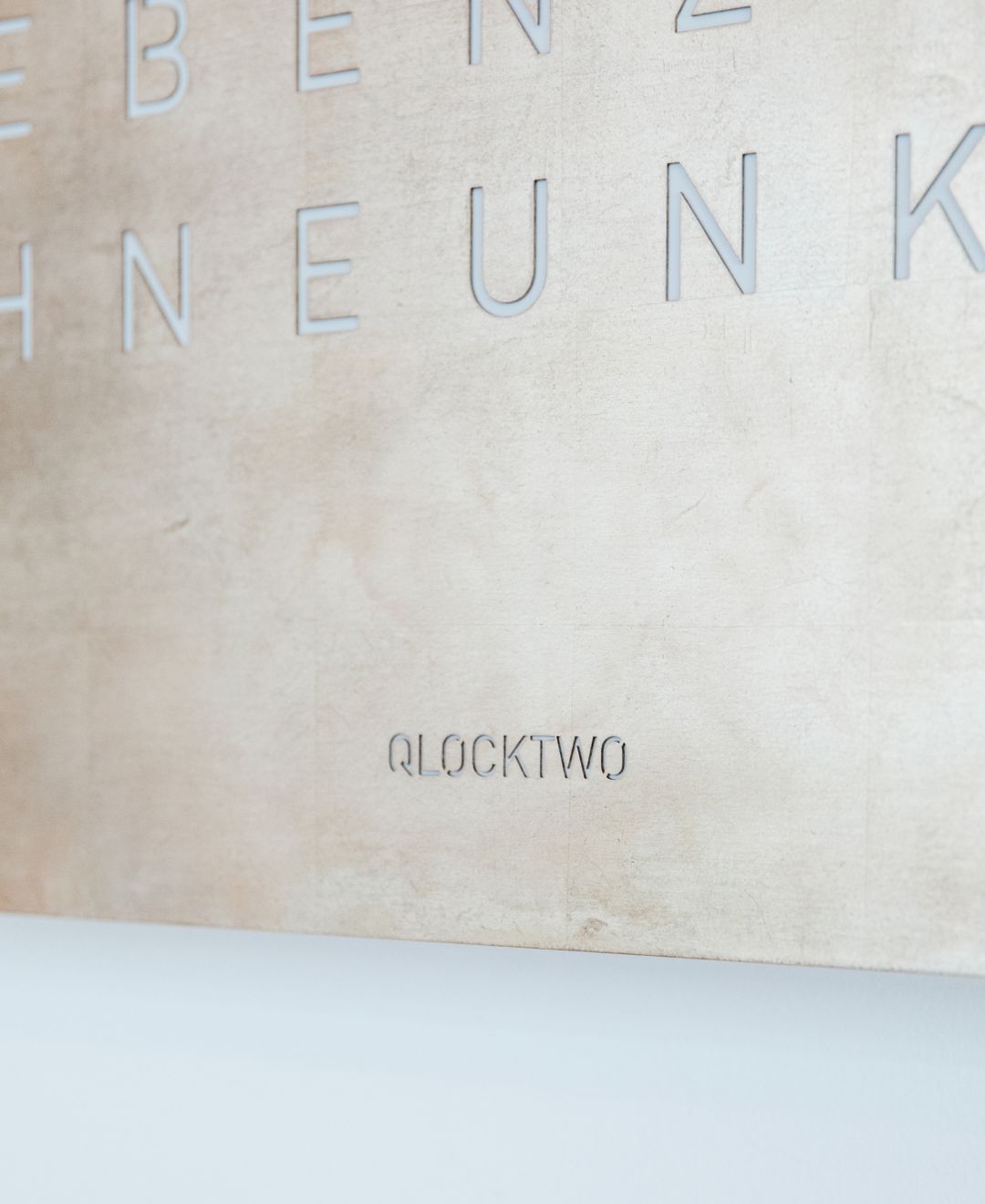 Earth 90 Creator's Edition Wanduhr / Zeitobjekt Deutsch QLOCKTWO 
