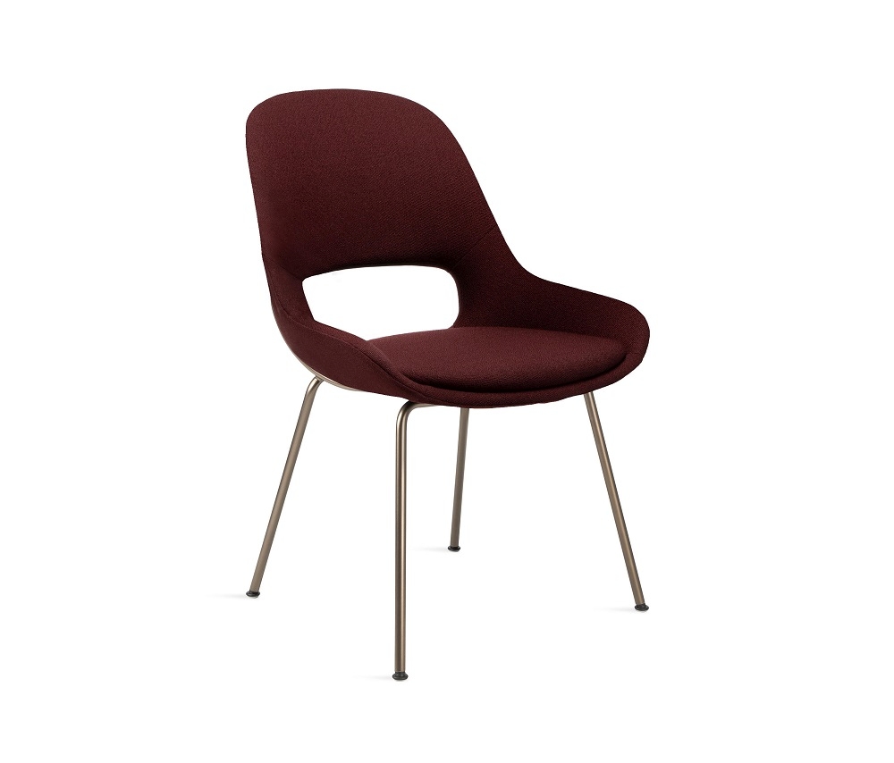 Theia Armchair Low Sessel von Freifrau Manufaktur, bordeauxroter Stoffbezug und filigrane Metallbeine, modernes Möbeldesign.