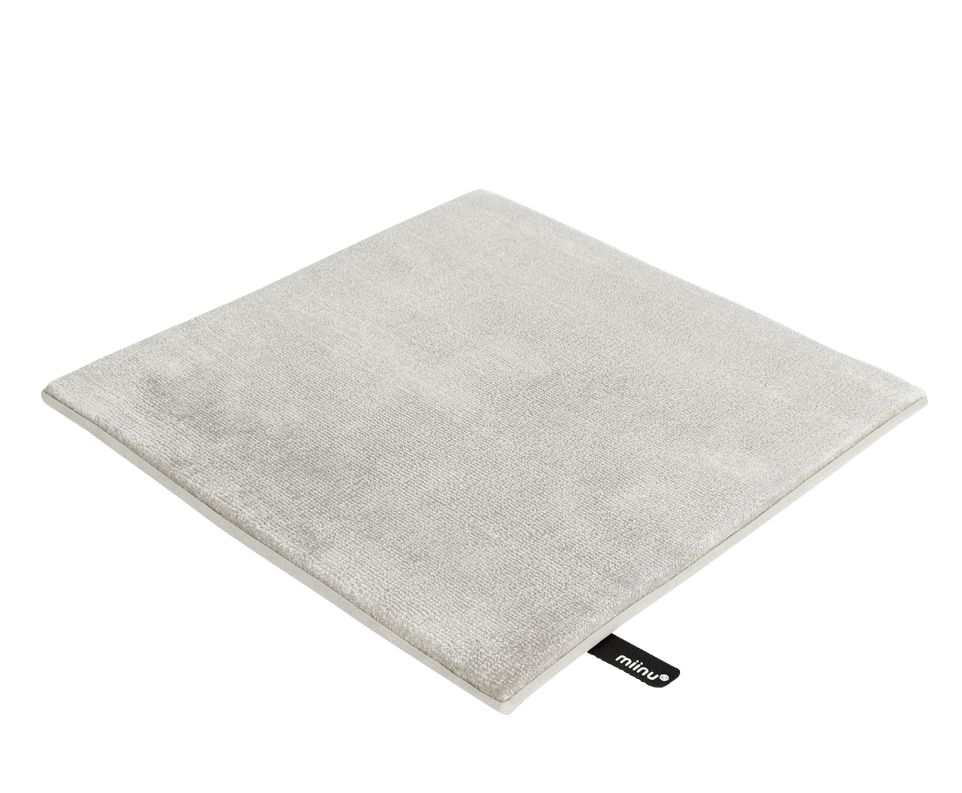 Quadratischer, hellgrauer Teppich von miinu, Evolution Pro Serie, Nahaufnahme für E-Commerce.
