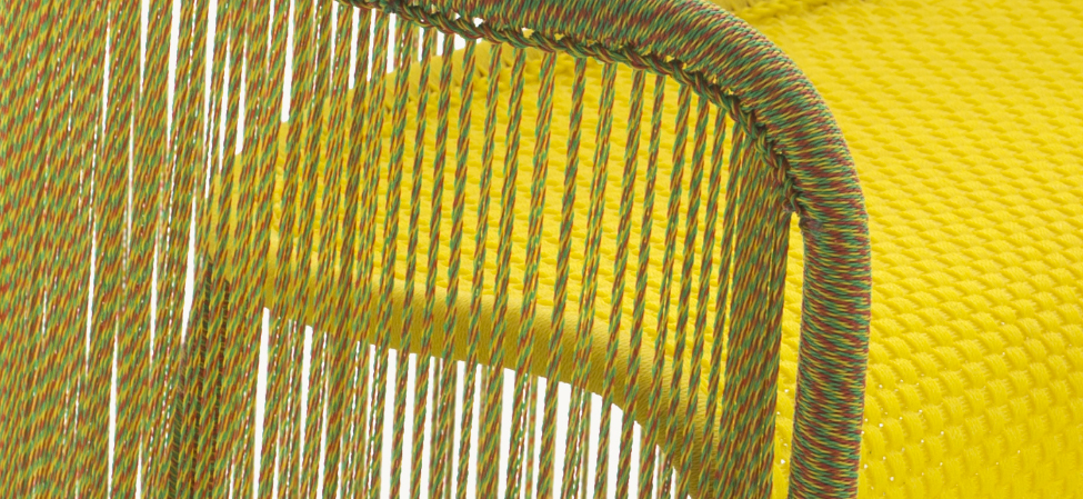 Detailaufnahme des Husk S Hockers von Moroso, gelbes Sitzkissen und bunte Kordel-Umrandung.