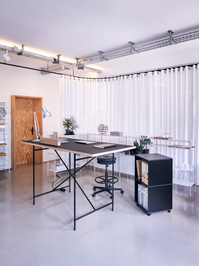 Moderner Milla Stehtisch von Richard Lampert, 140x80 cm, mit schwarzer Tischplatte und schwarzem Gestell.