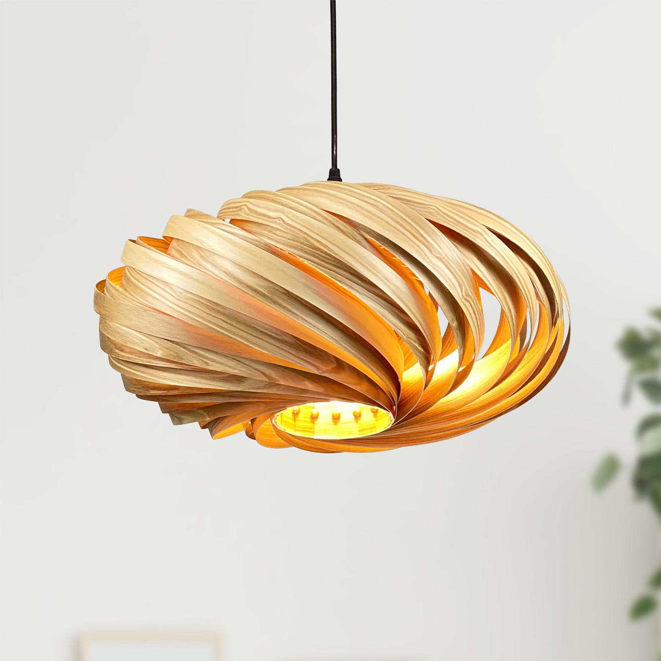 Veneria Hängeleuchte aus Olivesche, moderne Holzlampe mit warmem Licht für Wohnzimmer und Essbereich.