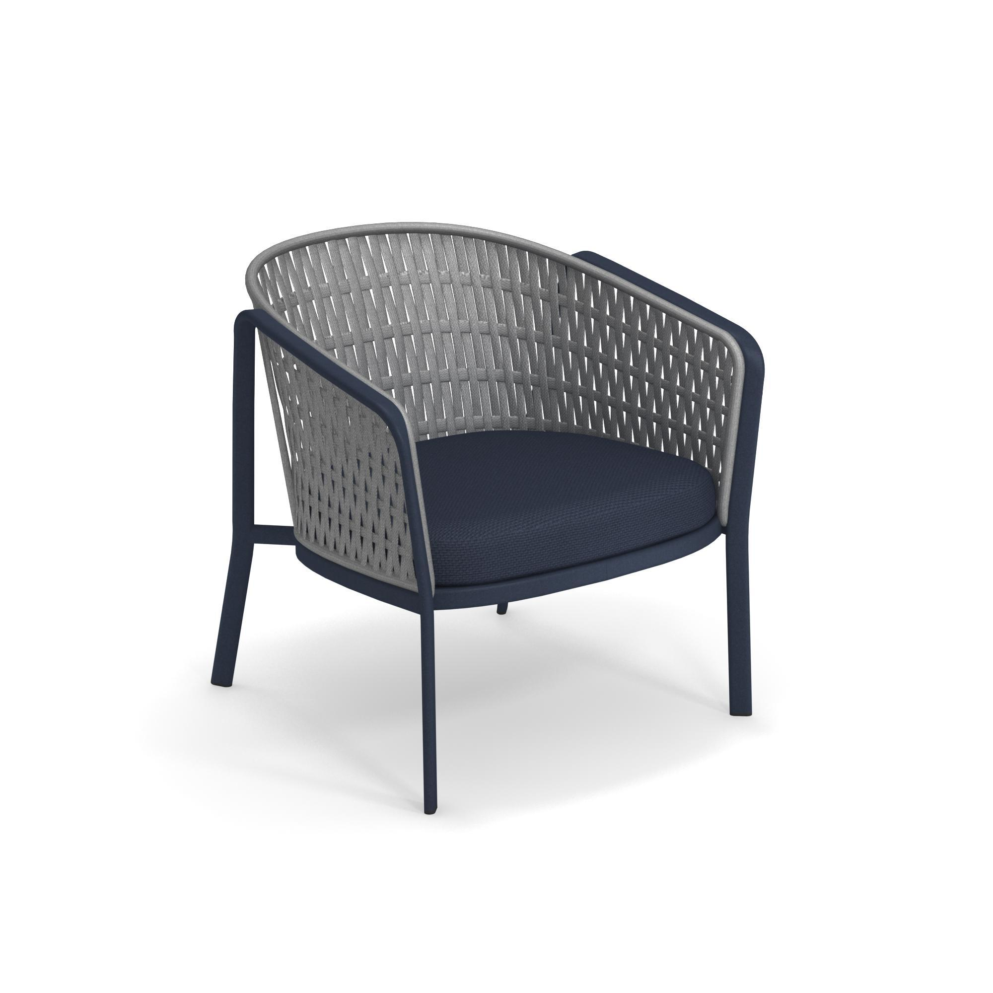 Carousel Outdoor Loungesessel von Emu mit blauem Kissen, ideal für Garten und Terrasse.