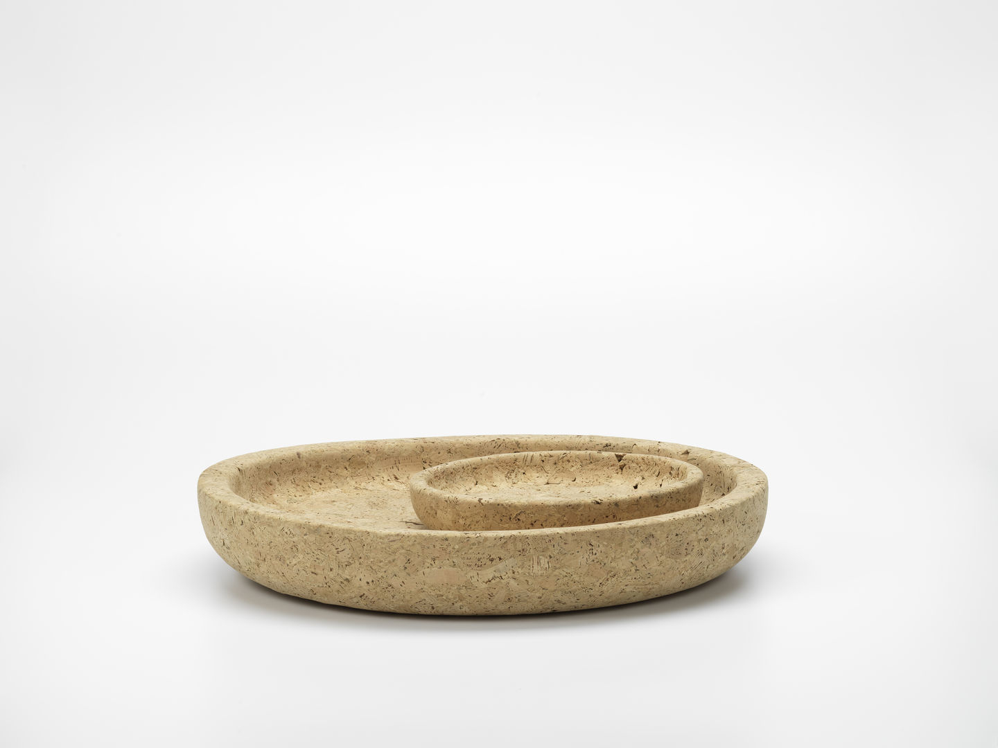 Vitra Cork Bowls: Zwei Korkschalen, groß und klein, als dekoratives Tablett auf weißem Grund.