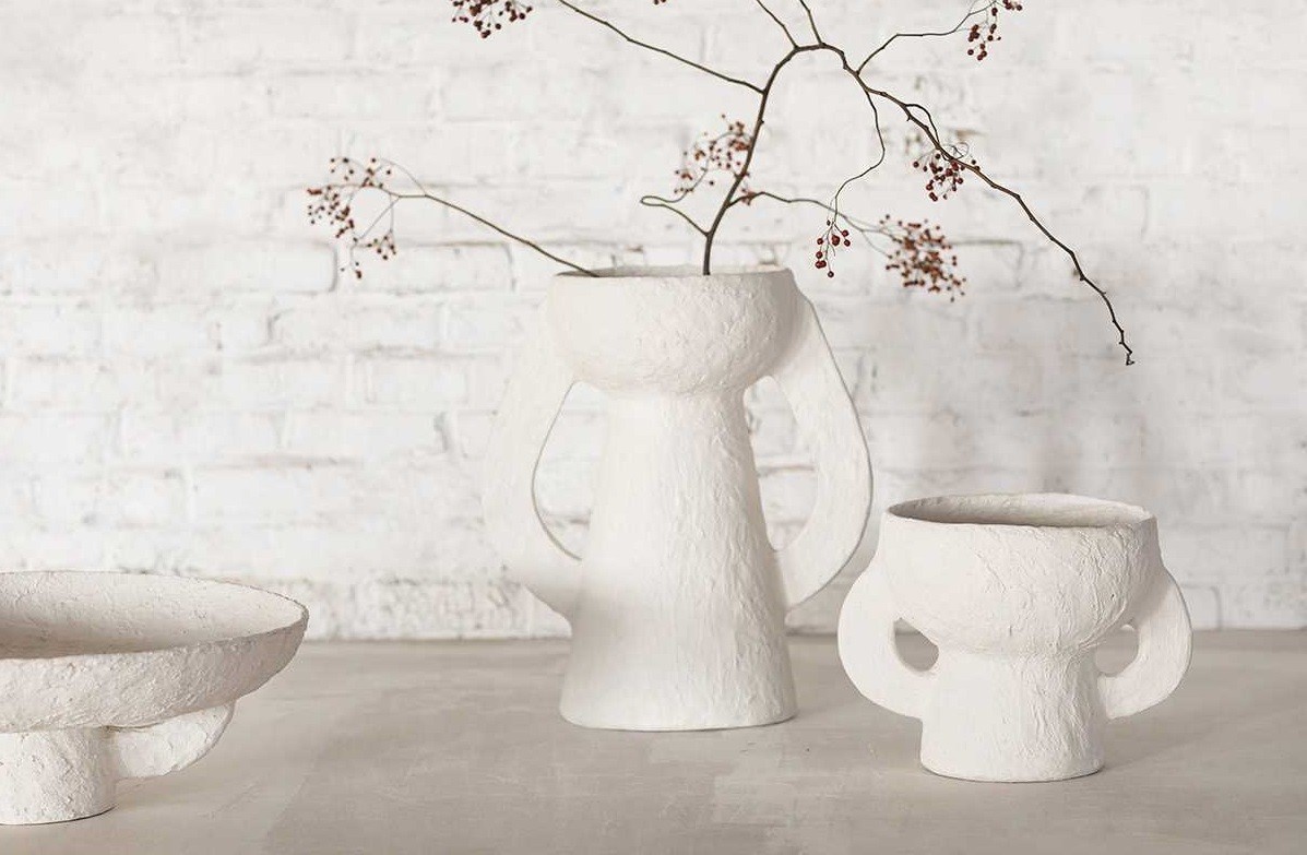 Weiße Earth Vase von Serax mit Henkeln und Zweig, moderne Dekoration.