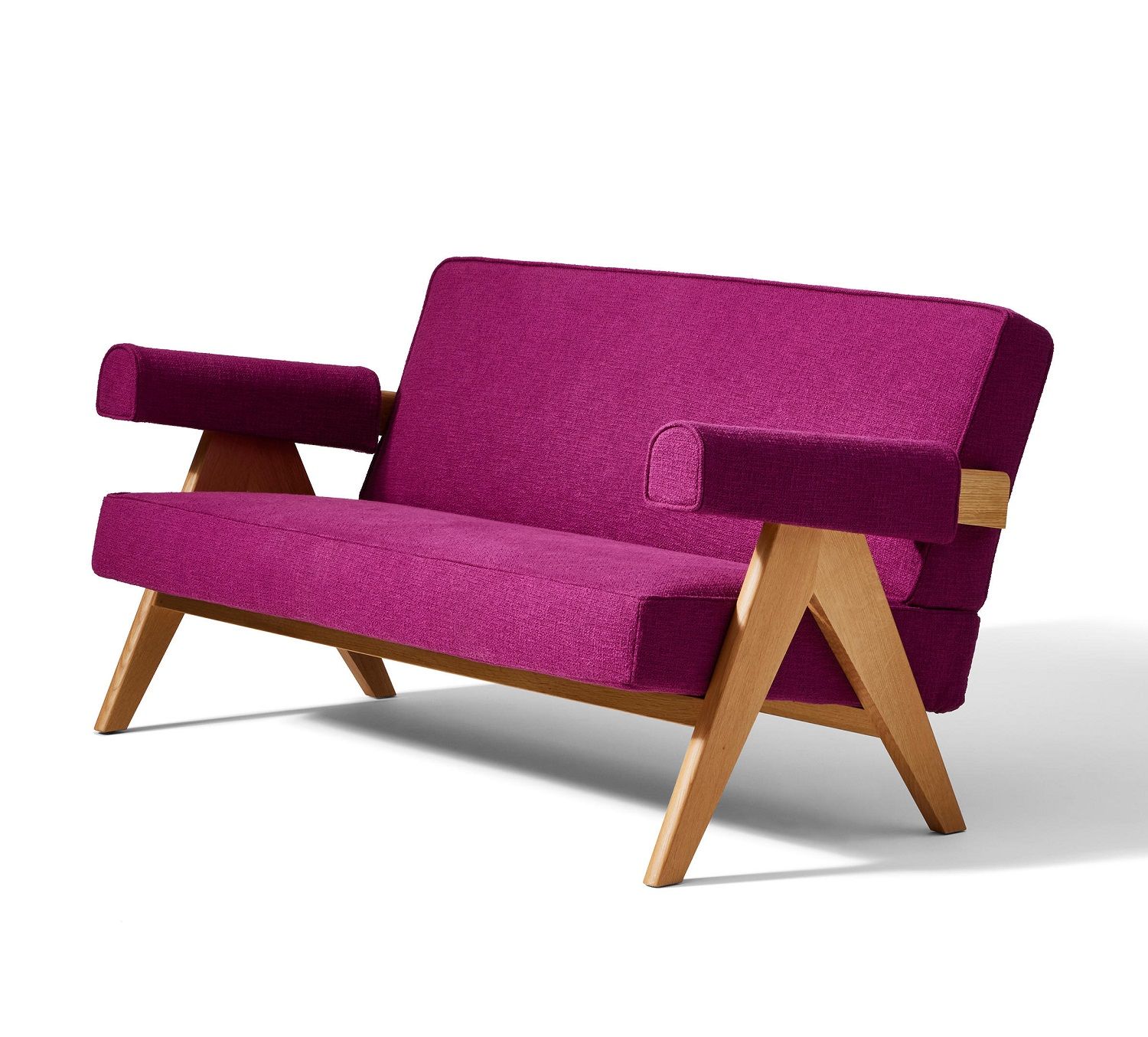 Purpurfarbenes Cassina Sofa mit Holzgestell. Design-Sofa für Wohnzimmer und stilvolles Interieur.