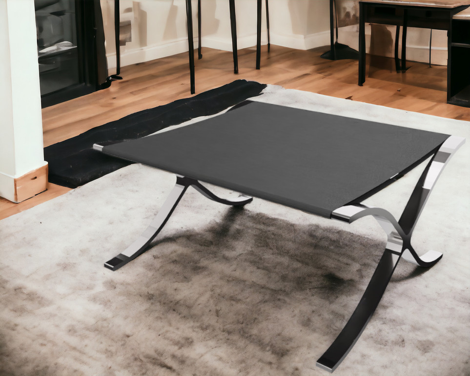 Barcelona Hocker mit schwarzem Leder von Knoll International. Design Hocker für Wohnzimmer und Lounge.