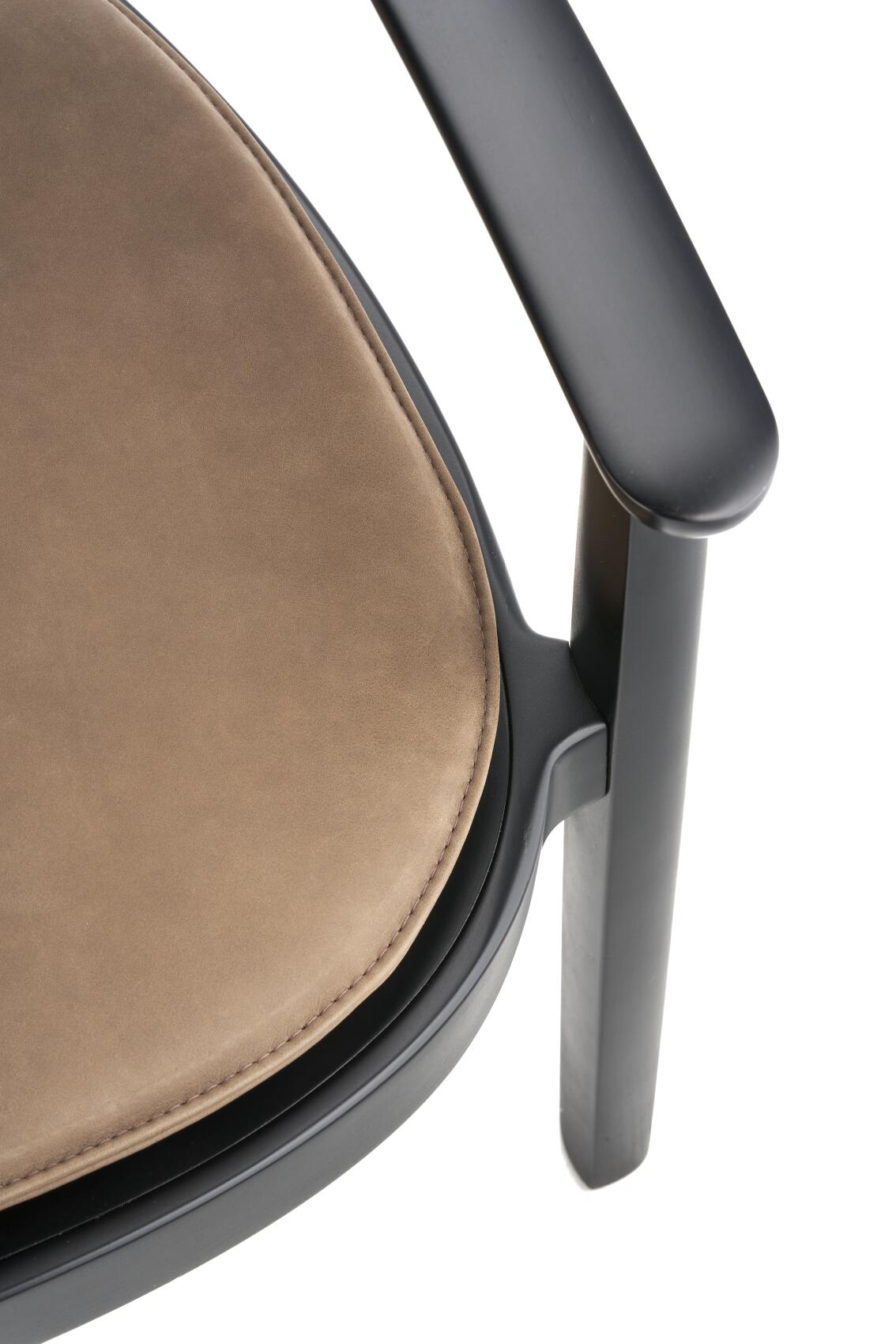 Detailaufnahme: Braune Polsterauflage für Thonet Holzsessel, Modell 119 PA, mit schwarzem Holzrahmen.