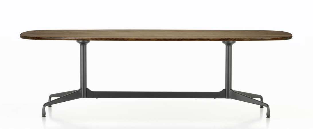 Eames Segmented Table Esstisch Bootsform 240 cm von Vitra mit Holzplatte und schwarzem Untergestell.