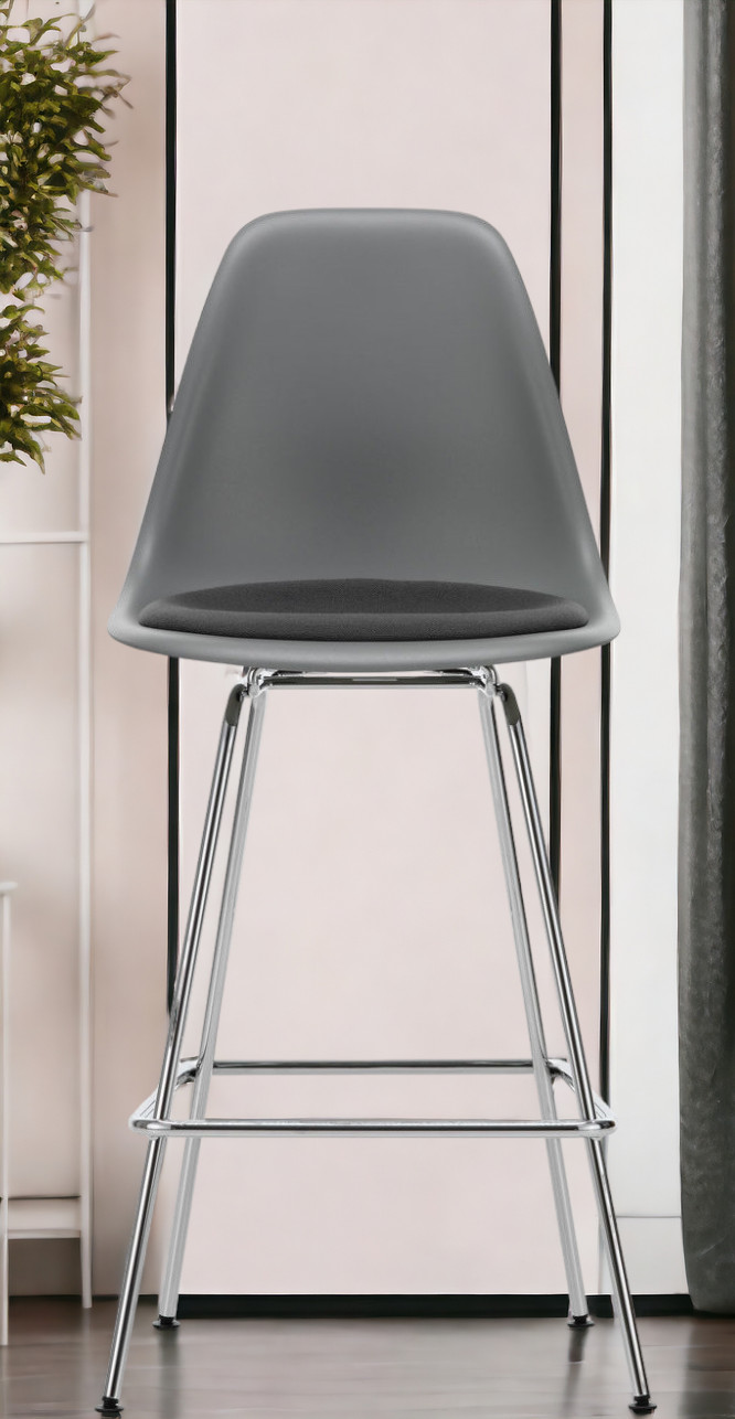 Grauer Eames Plastic Bar Stool Barhocker von Vitra mit Sitzpolster und verchromtem Gestell.