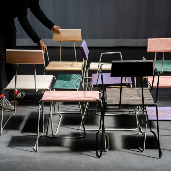 Mehrere D:006 Stühle von Fuchs & Habicht in verschiedenen Farben und mit Armlehnen.